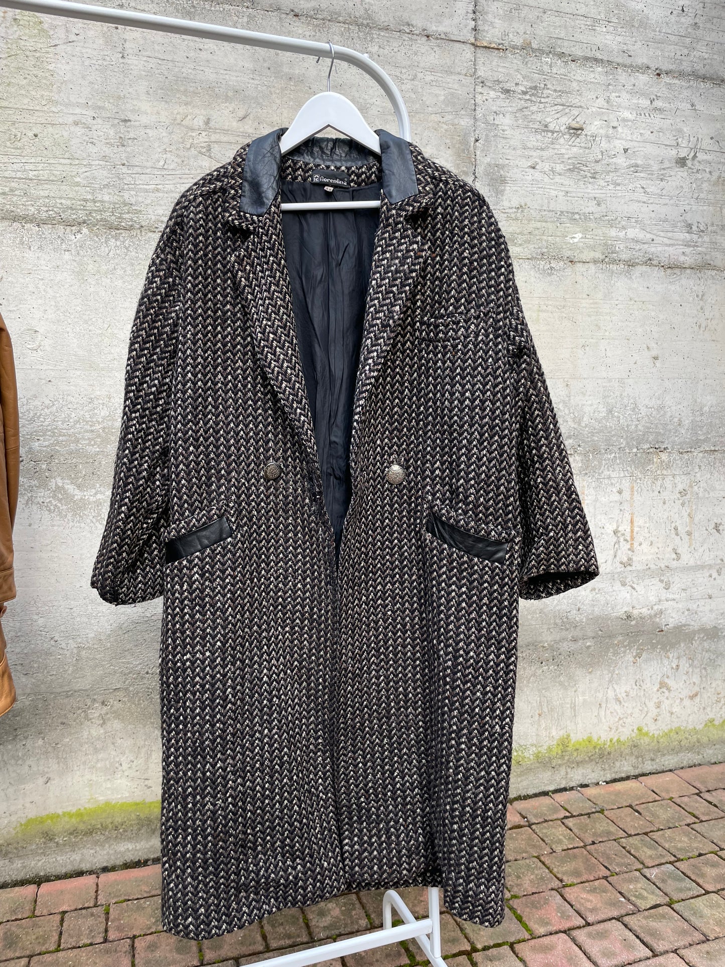 Cappotto sartoriale in lana spigato, con inserti in vera pelle