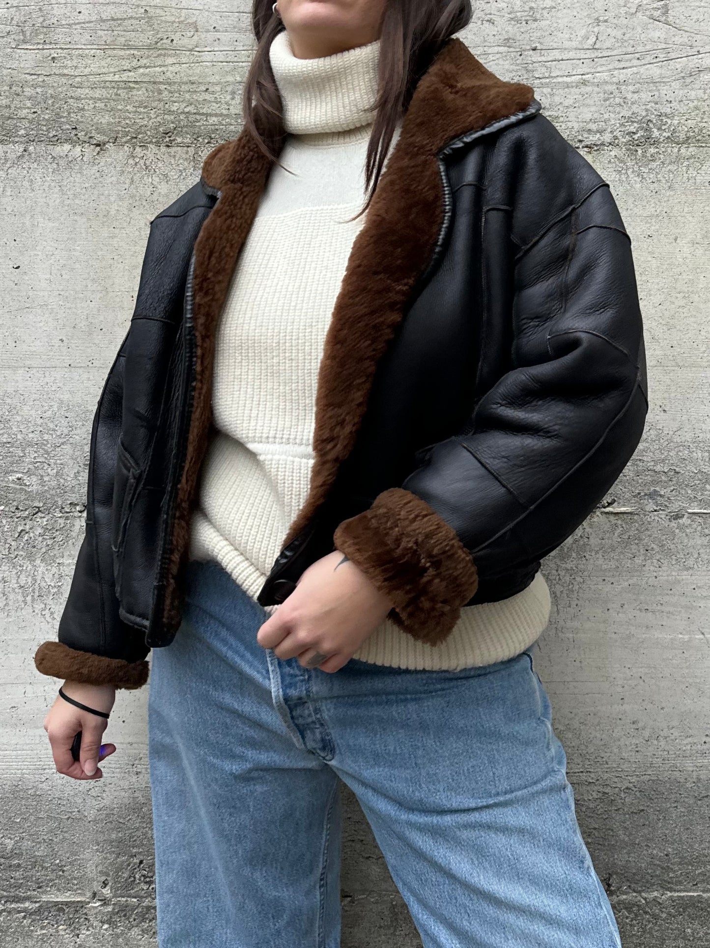 Bomber Shearling cropped. Esterno in nappa nera patchwork, interno a pelo raso cioccolato. Taglia S donna