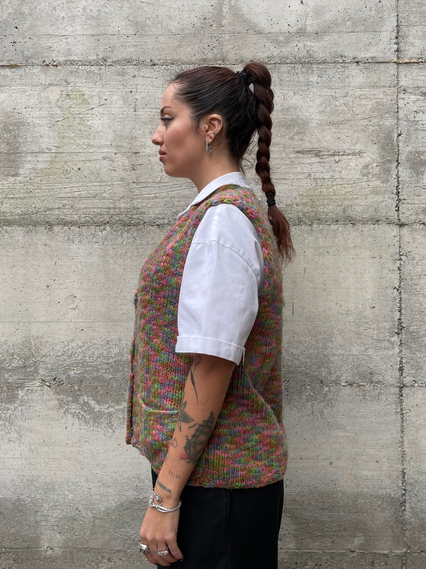 Gilet crochet multicolor in lana con bottoncini in legno