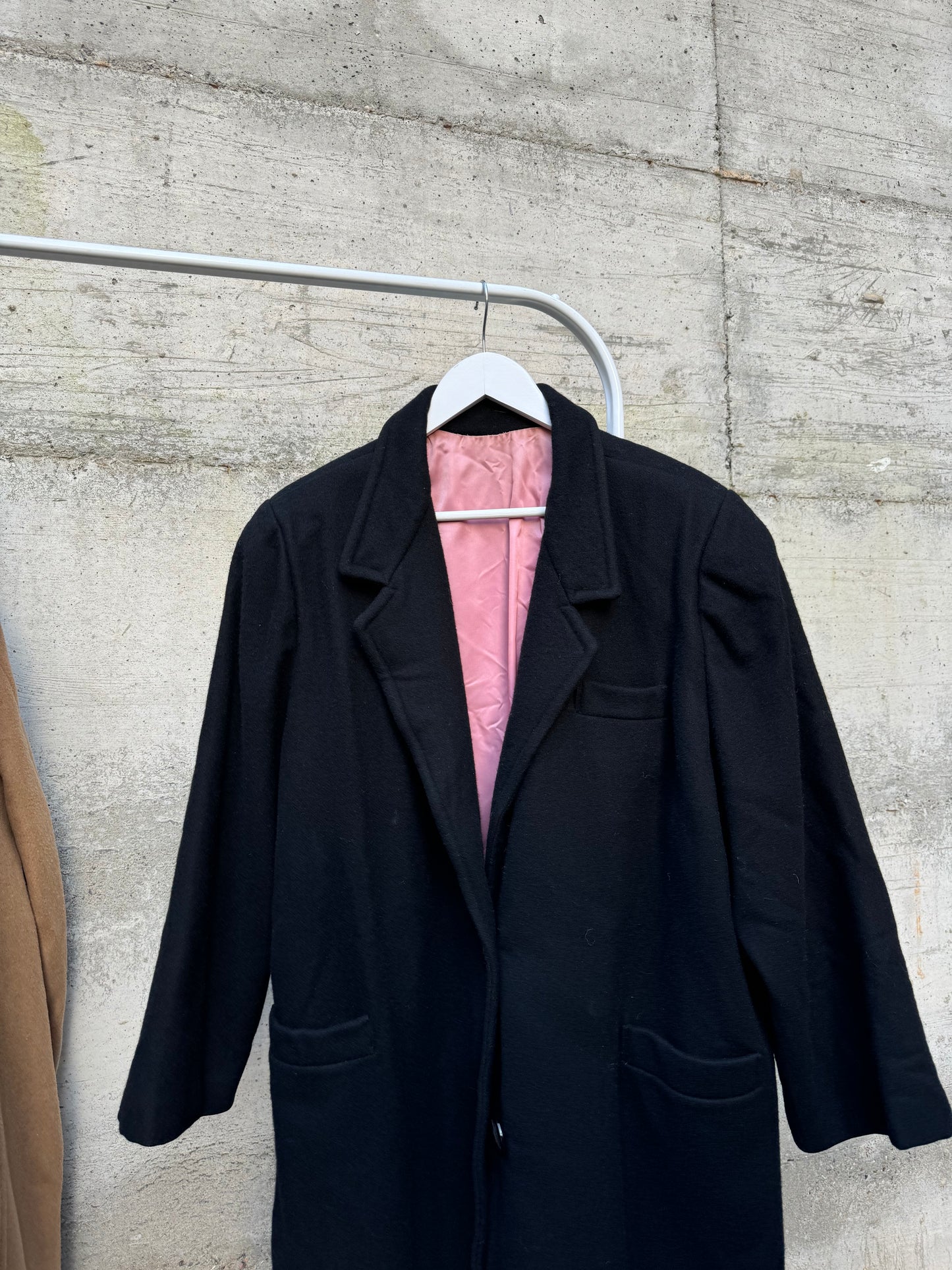 Cappotto lungo monopetto nero in lana, con fodera rosa confetto
