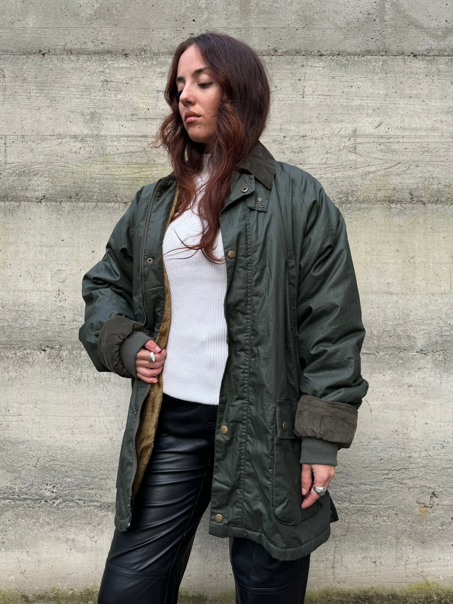 Giacca oversize cerata tipo Barbour, interamente foderata in ecopelliccia a pelo raso