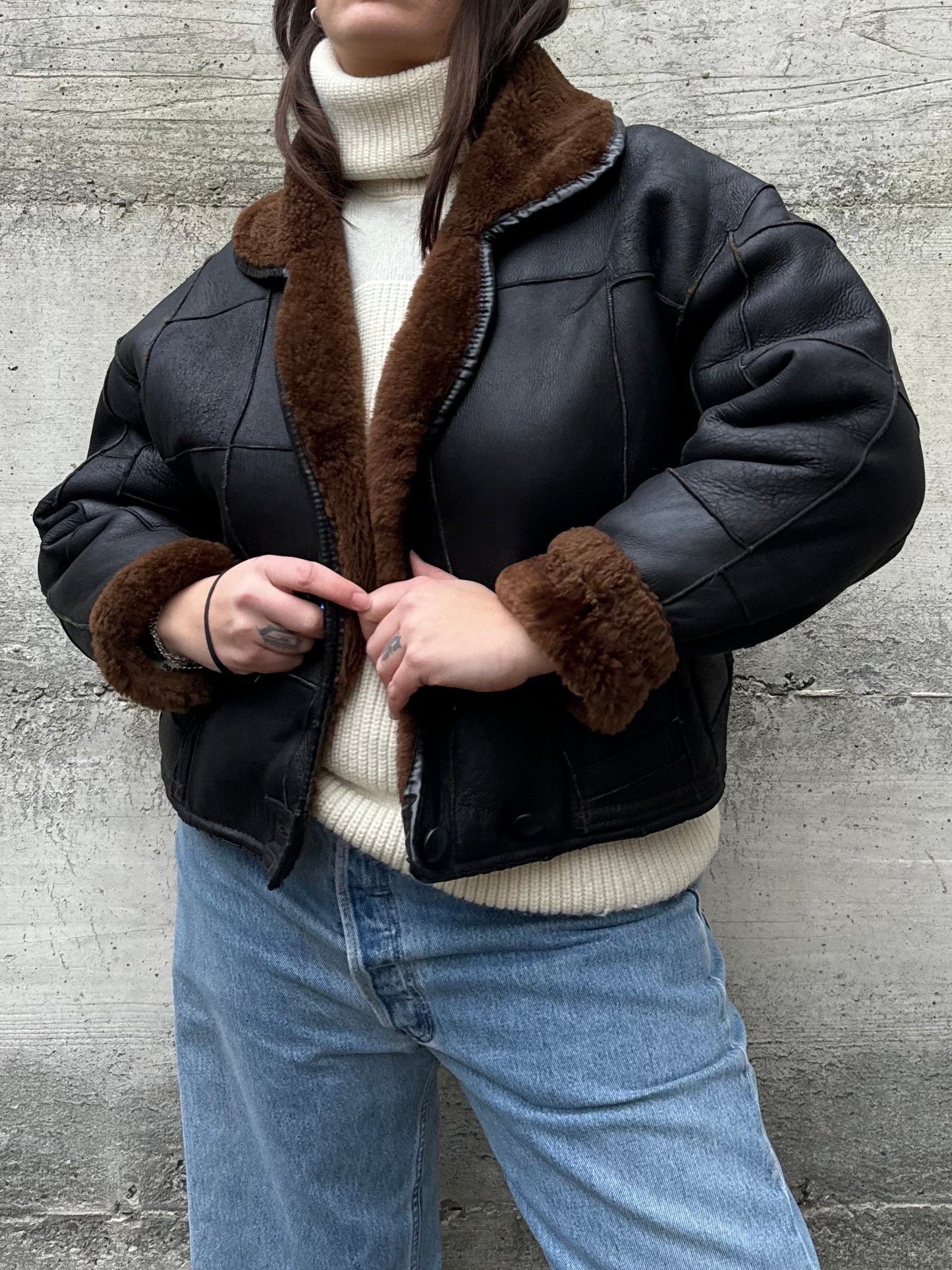 Bomber Shearling cropped. Esterno in nappa nera patchwork, interno a pelo raso cioccolato. Taglia S donna