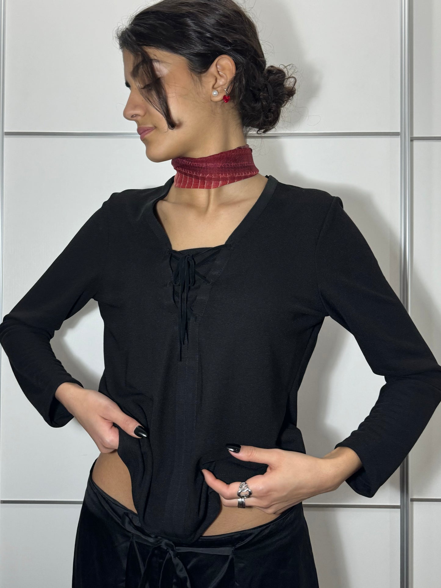 Maglia stretch nera con scollo a corsetto in misto viscosa