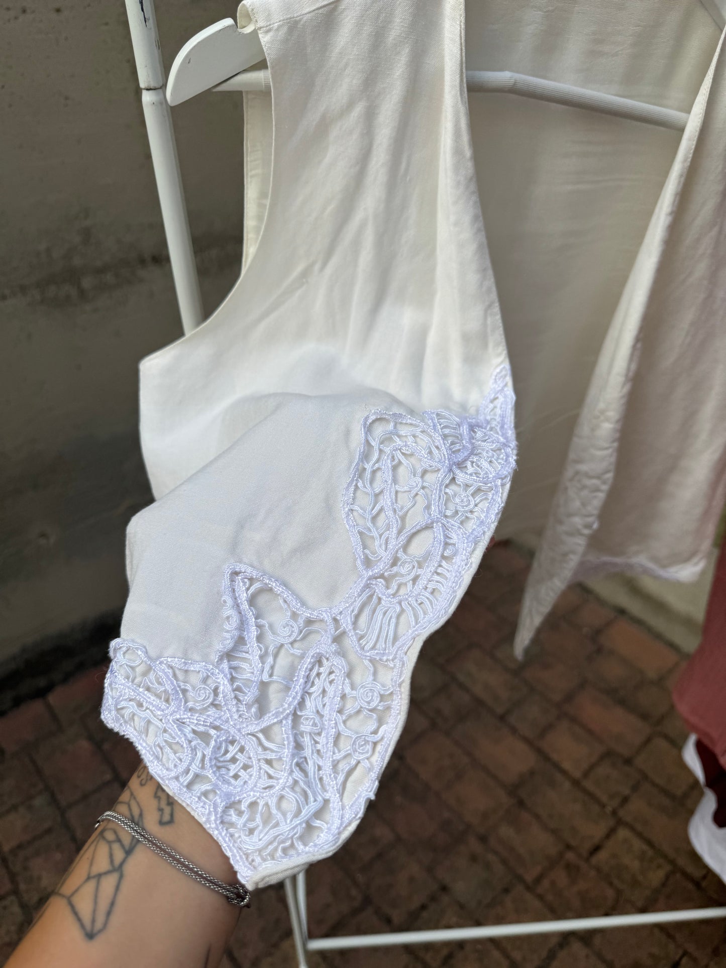 Gilet sartoriale in lino ricamato a mano, taglia M