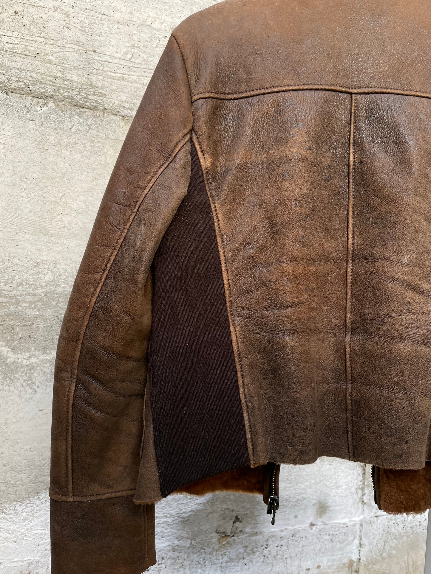 Montone Shearling originale modello slim anni 2000, esterno in nappa distressed e interno a pelo raso