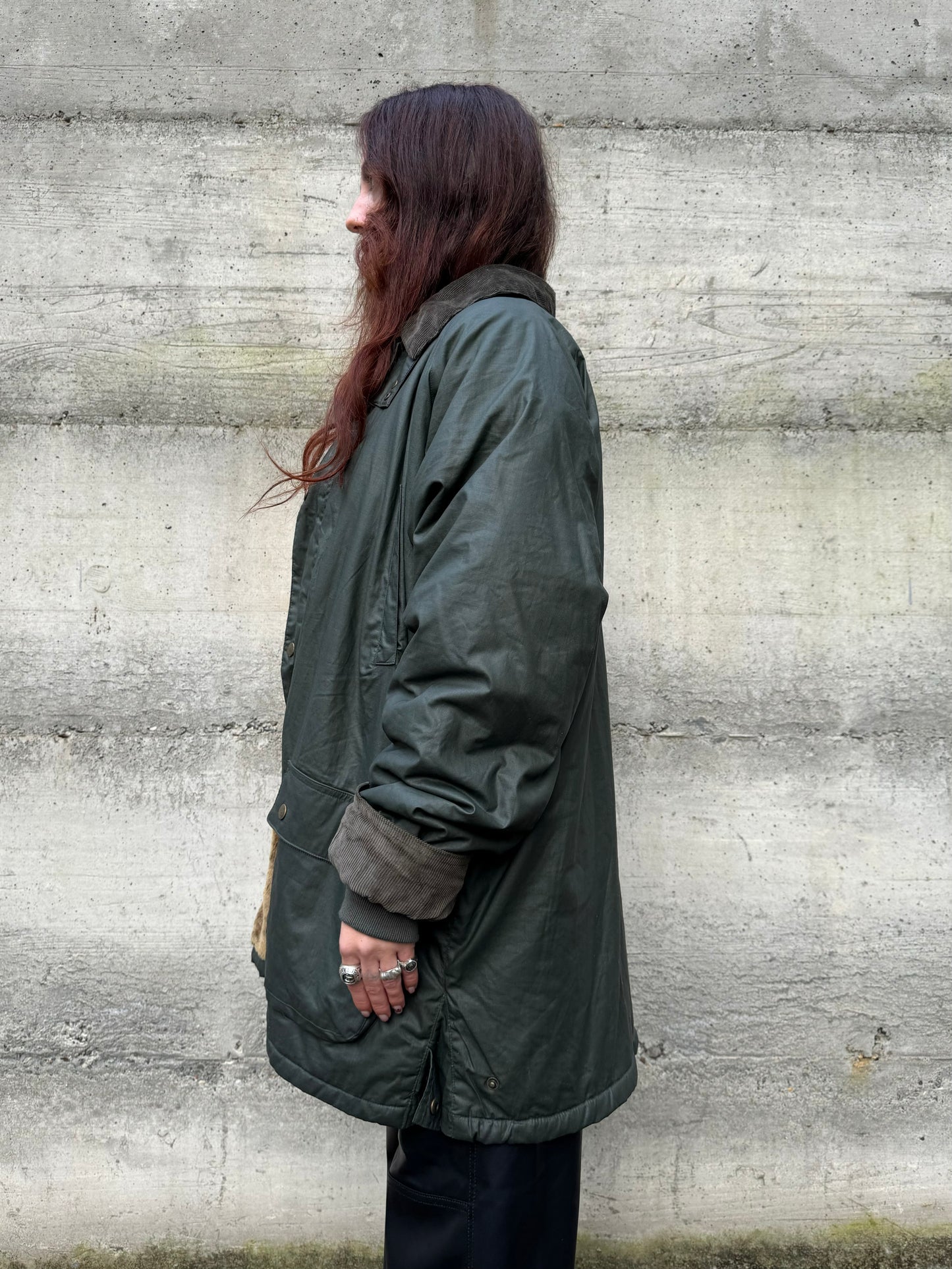 Giacca oversize cerata tipo Barbour, interamente foderata in ecopelliccia a pelo raso