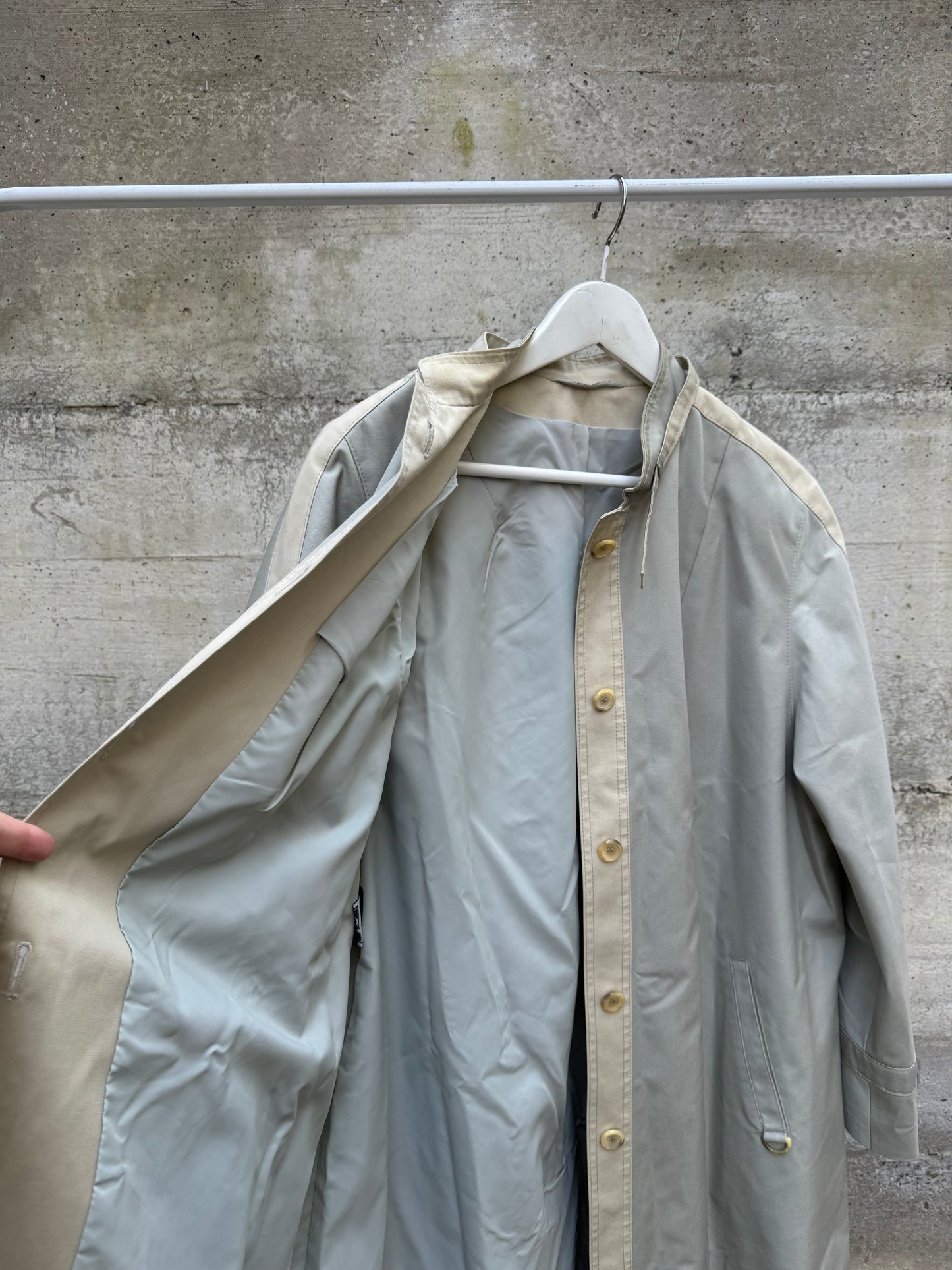 Trenchcoat monopetto sartoriale ghiaccio con collo alla coreana, in misto cotone, tessuti NINO