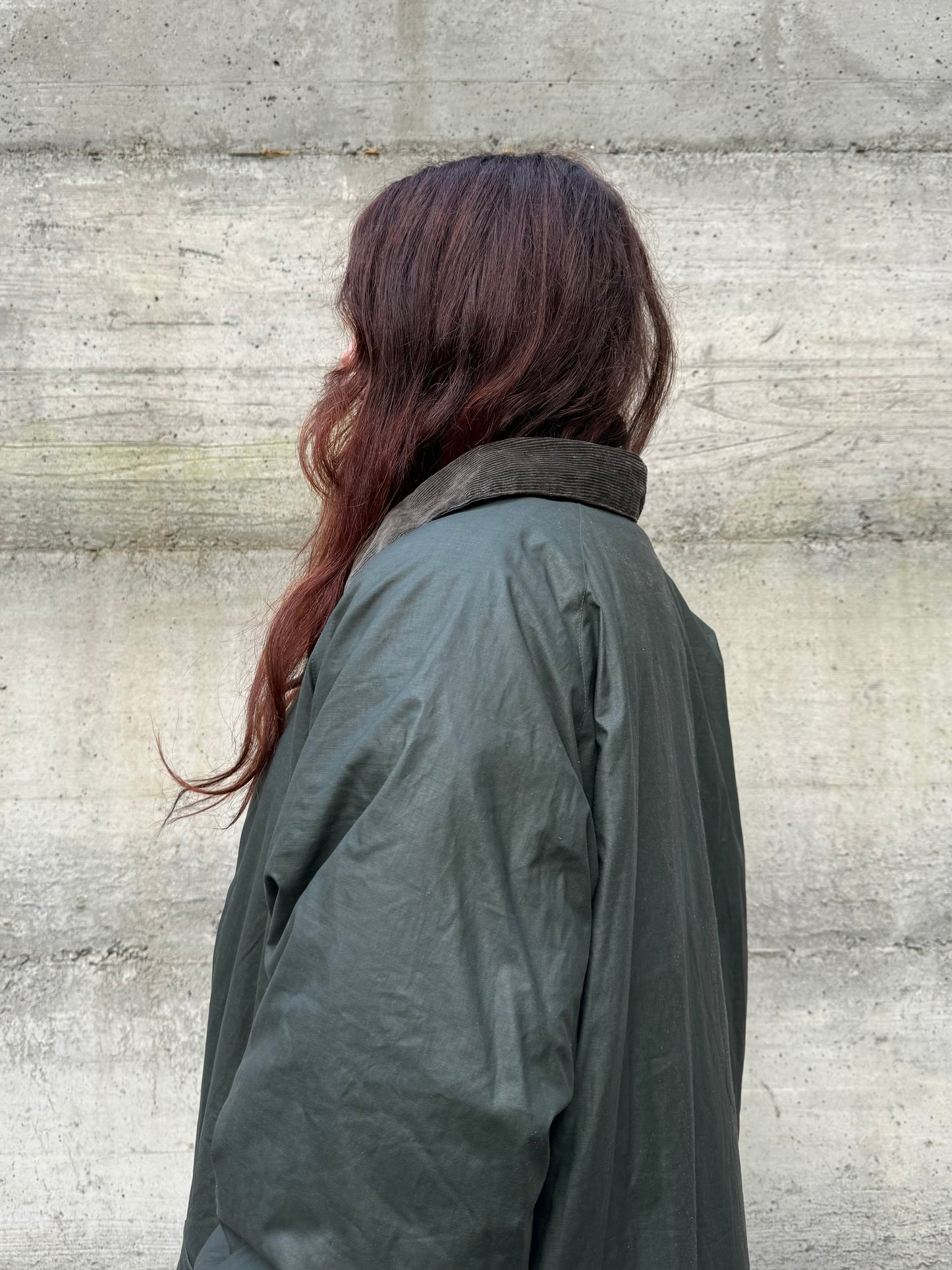 Giacca oversize cerata tipo Barbour, interamente foderata in ecopelliccia a pelo raso