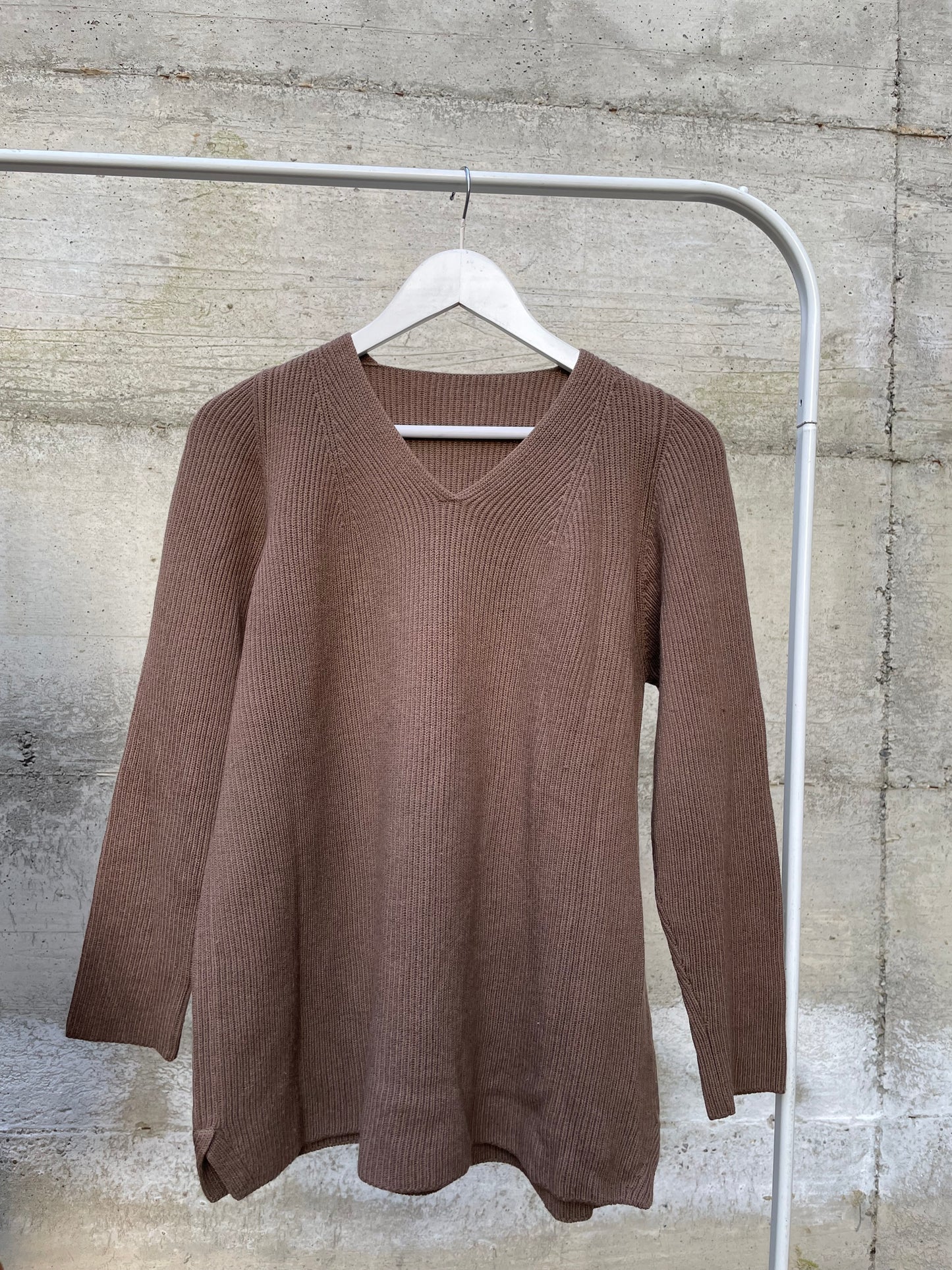 Maglioncino biscotto scollo a V a costine in pura lana