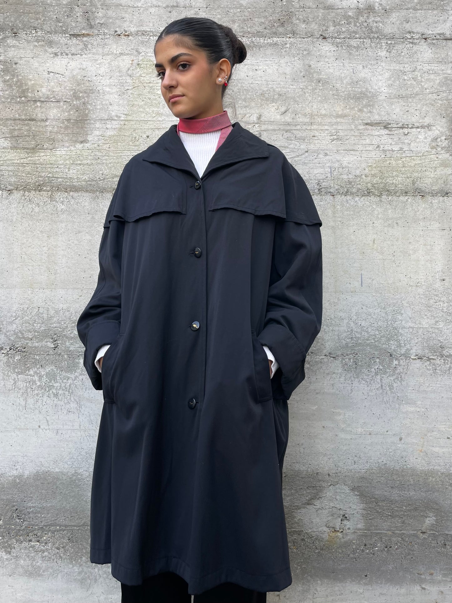 Trenchcoat a mantella sartoriale nero, con fodera in lana e cappuccio