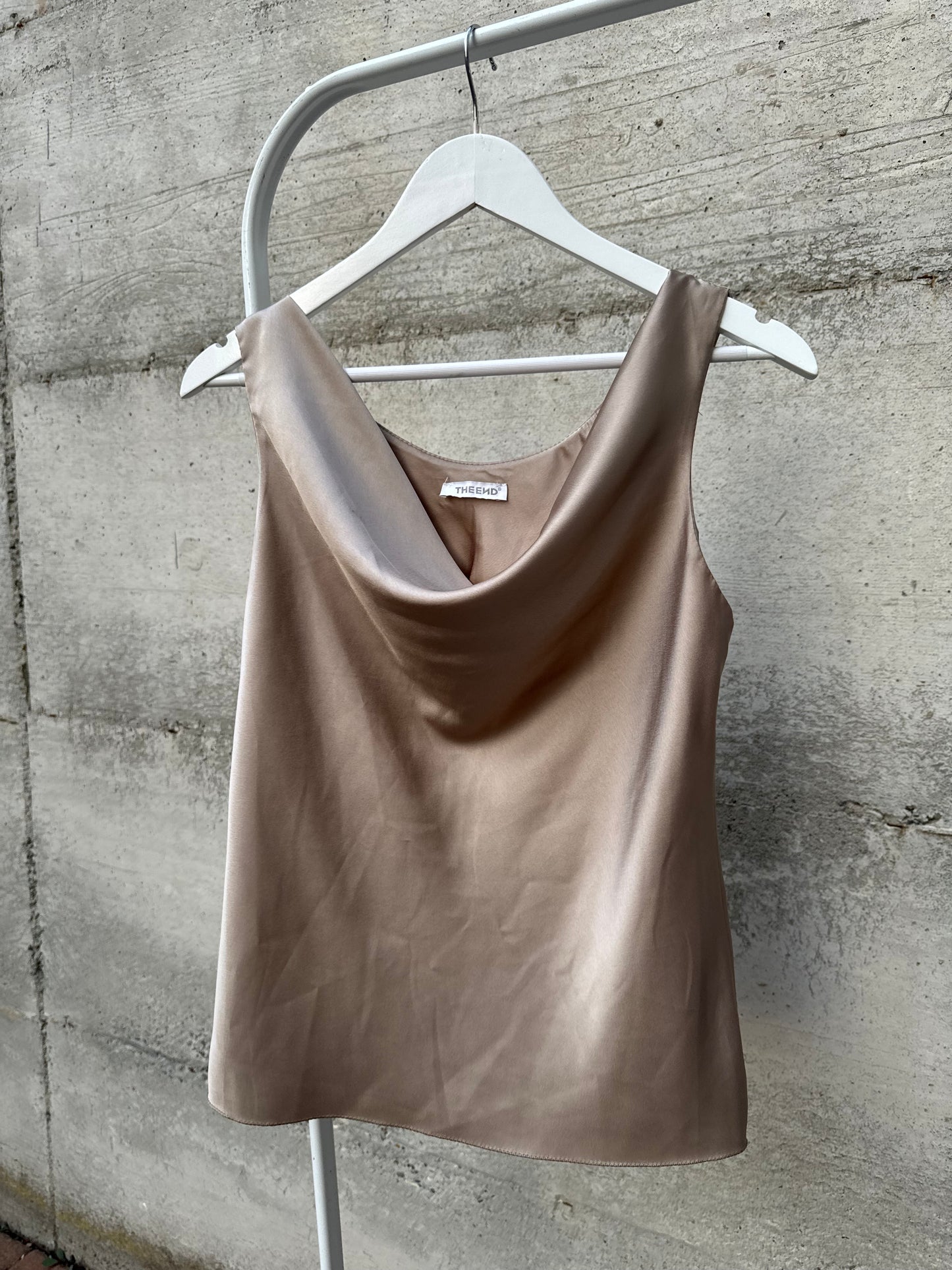 Top satinato con scollo drappeggiato