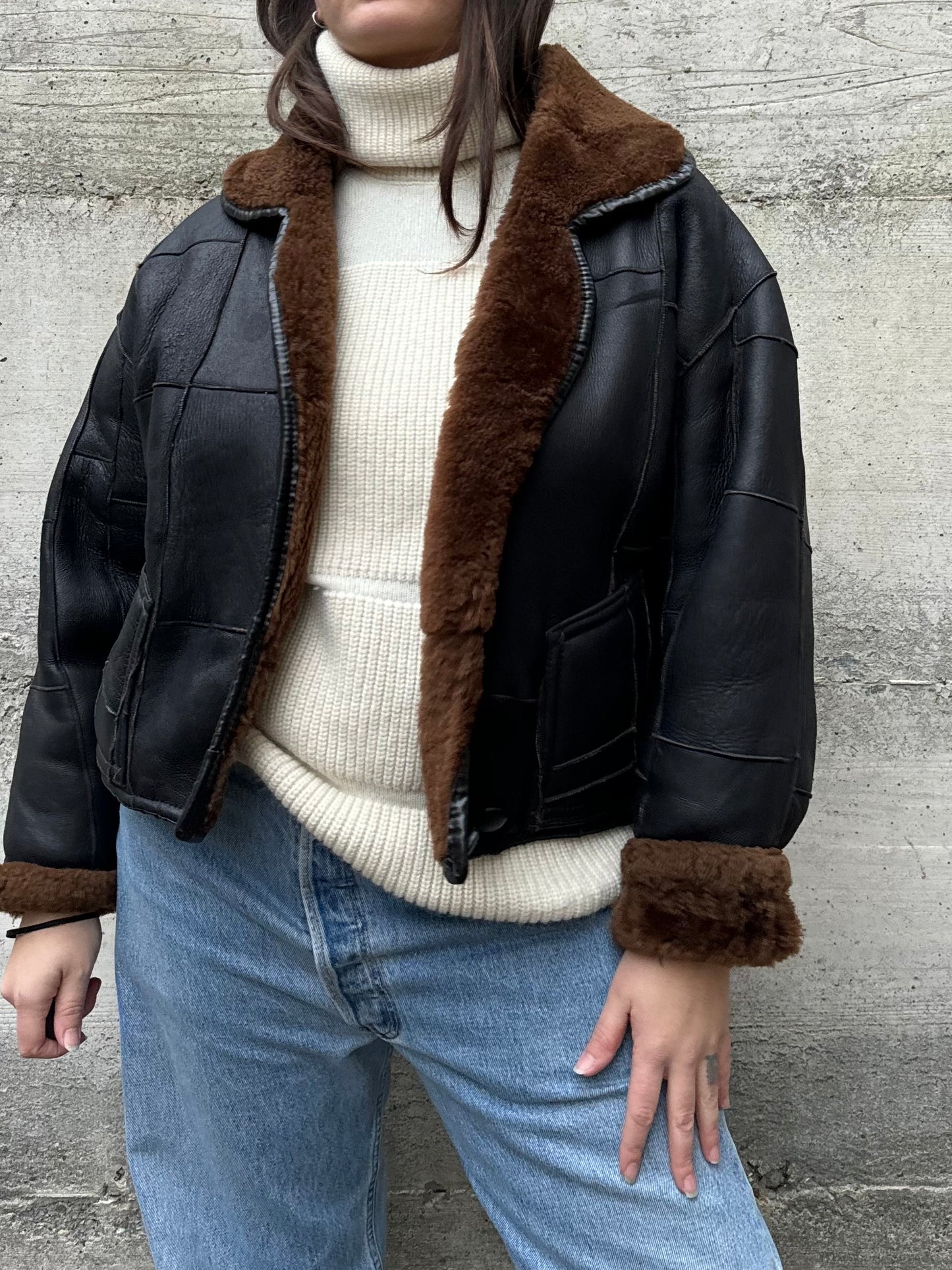 Bomber Shearling cropped. Esterno in nappa nera patchwork, interno a pelo raso cioccolato. Taglia S donna