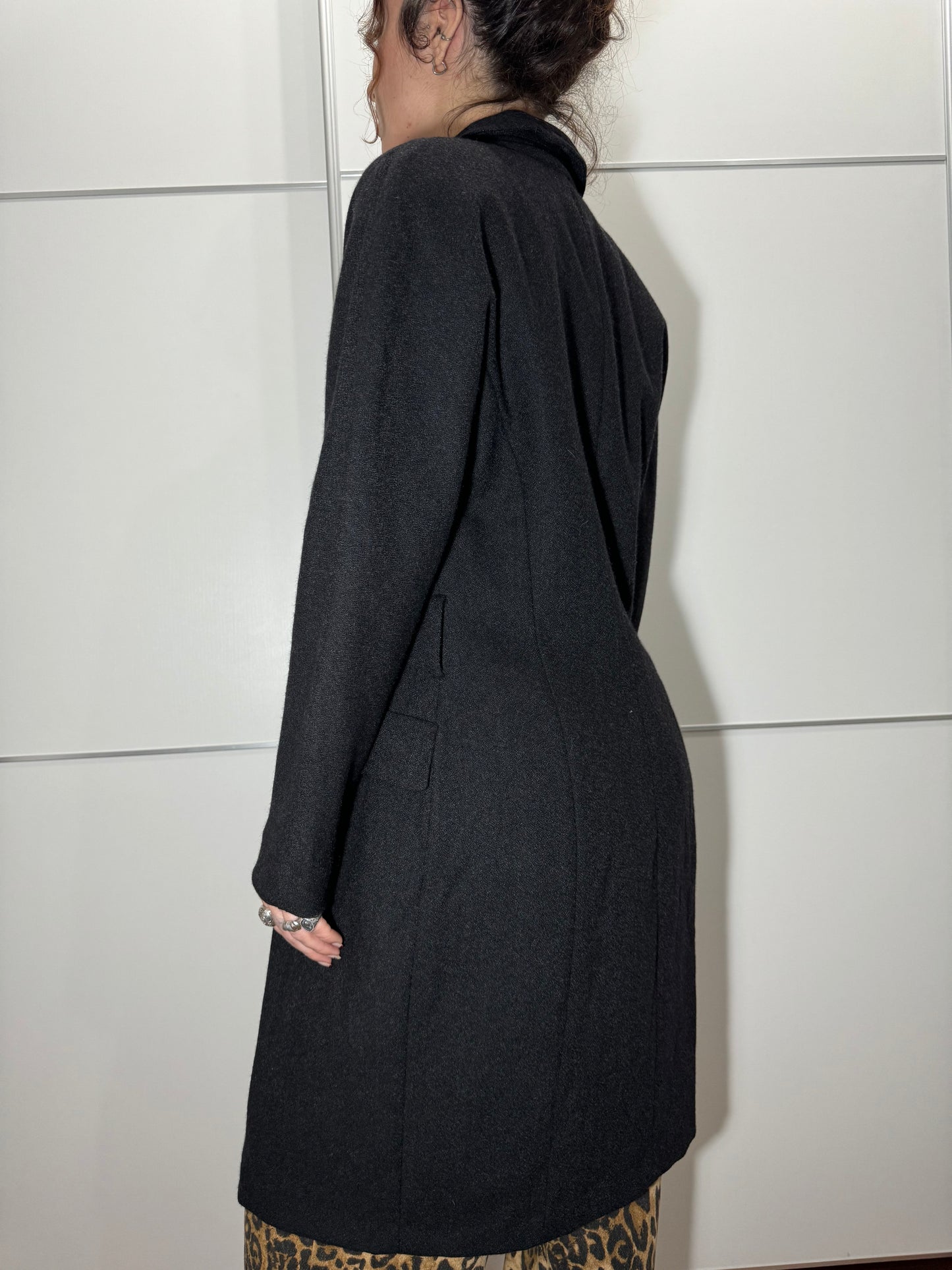 Soprabito nero leggero in pura lana vergine con bottoni lavorati