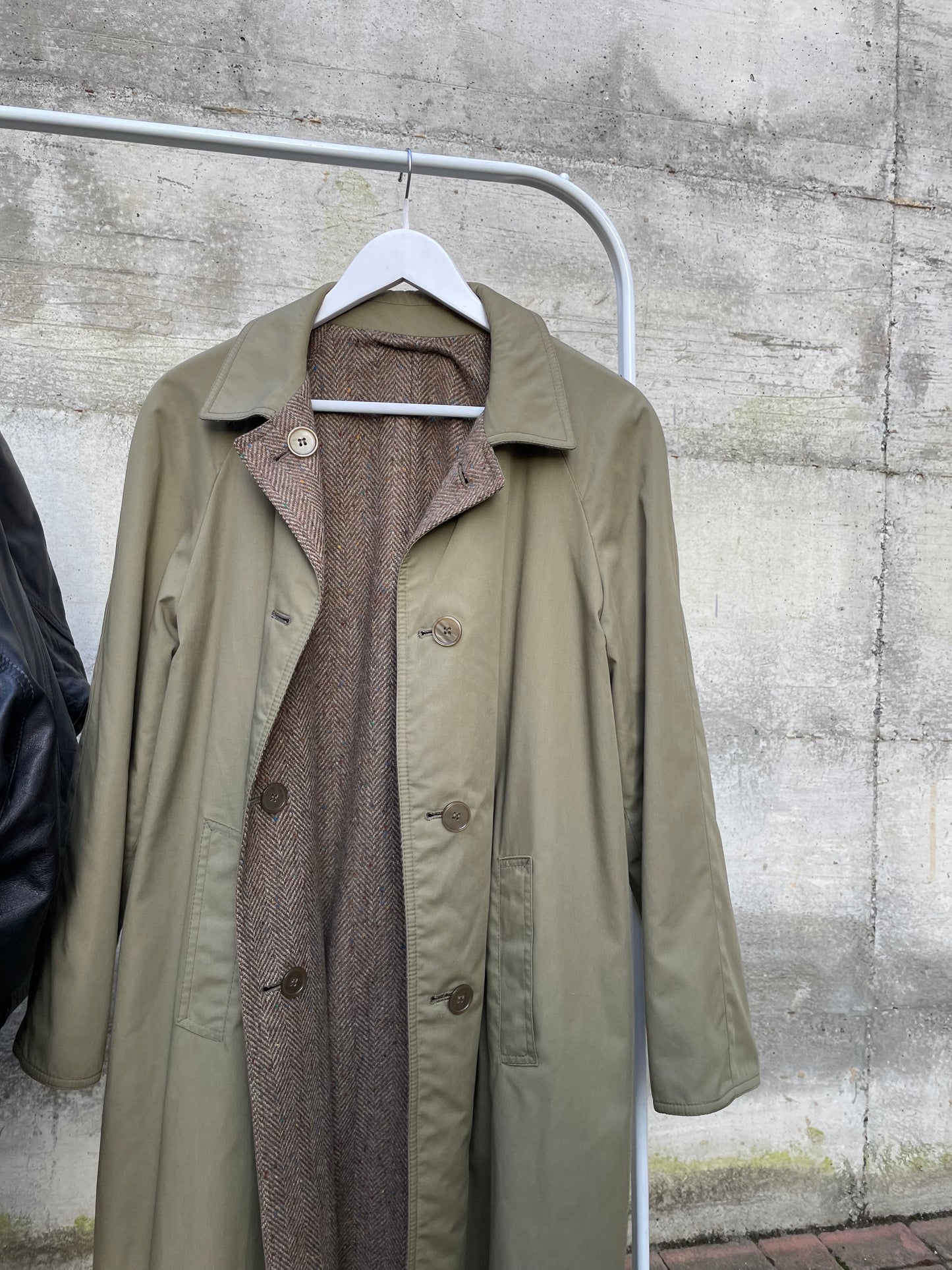 Trenchcoat double face Preca. Da un lato impermeabile misto cotone, dall'altro cappotto spigato in pura lana