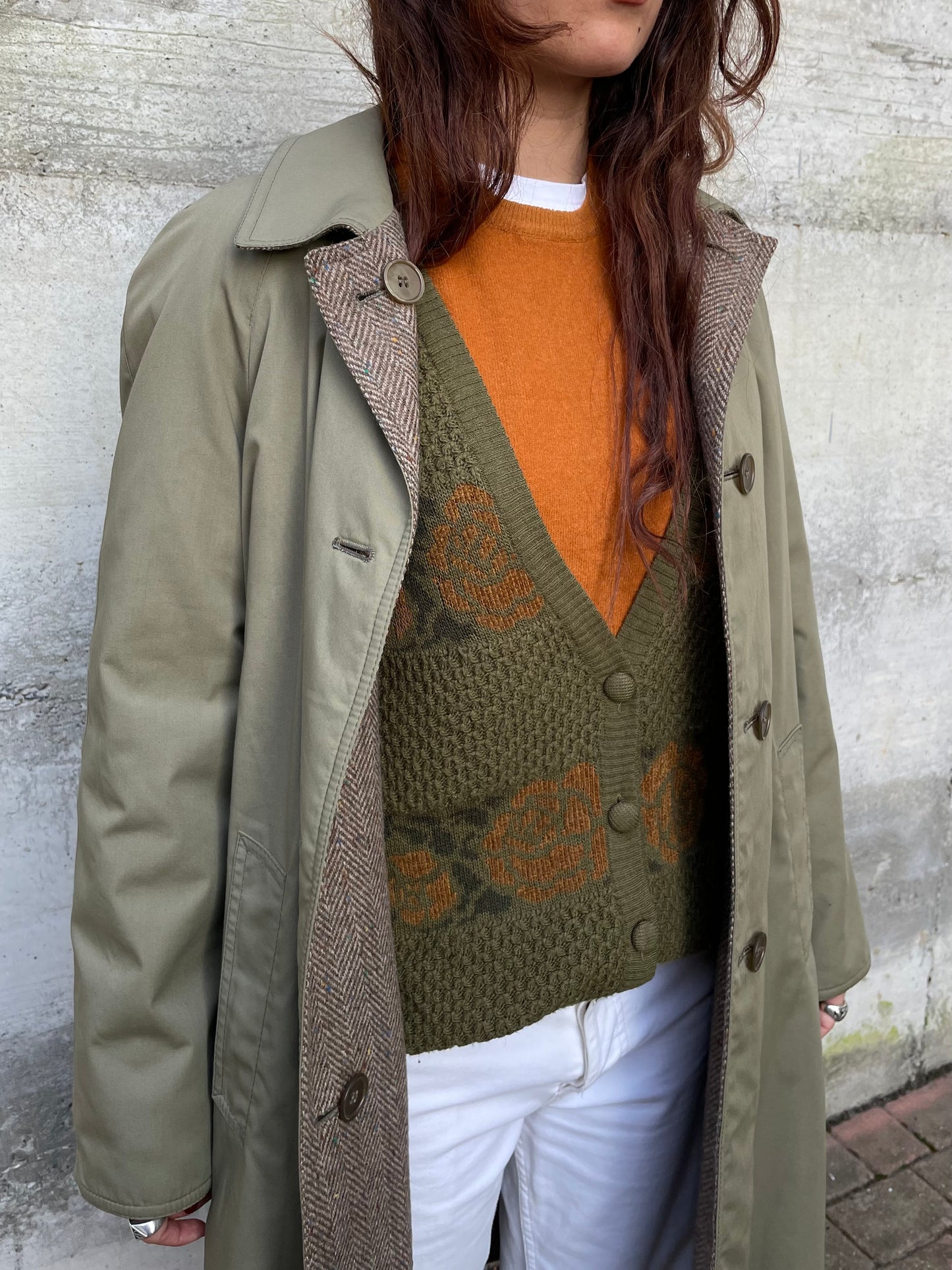 Trenchcoat double face Preca. Da un lato impermeabile misto cotone, dall'altro cappotto spigato in pura lana