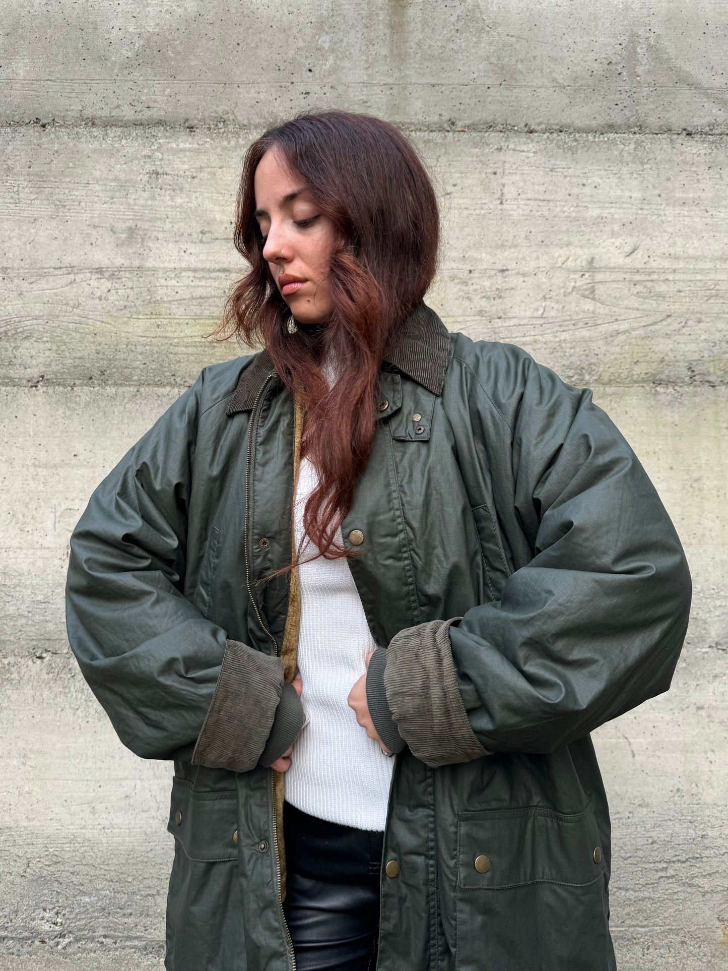 Giacca oversize cerata tipo Barbour, interamente foderata in ecopelliccia a pelo raso