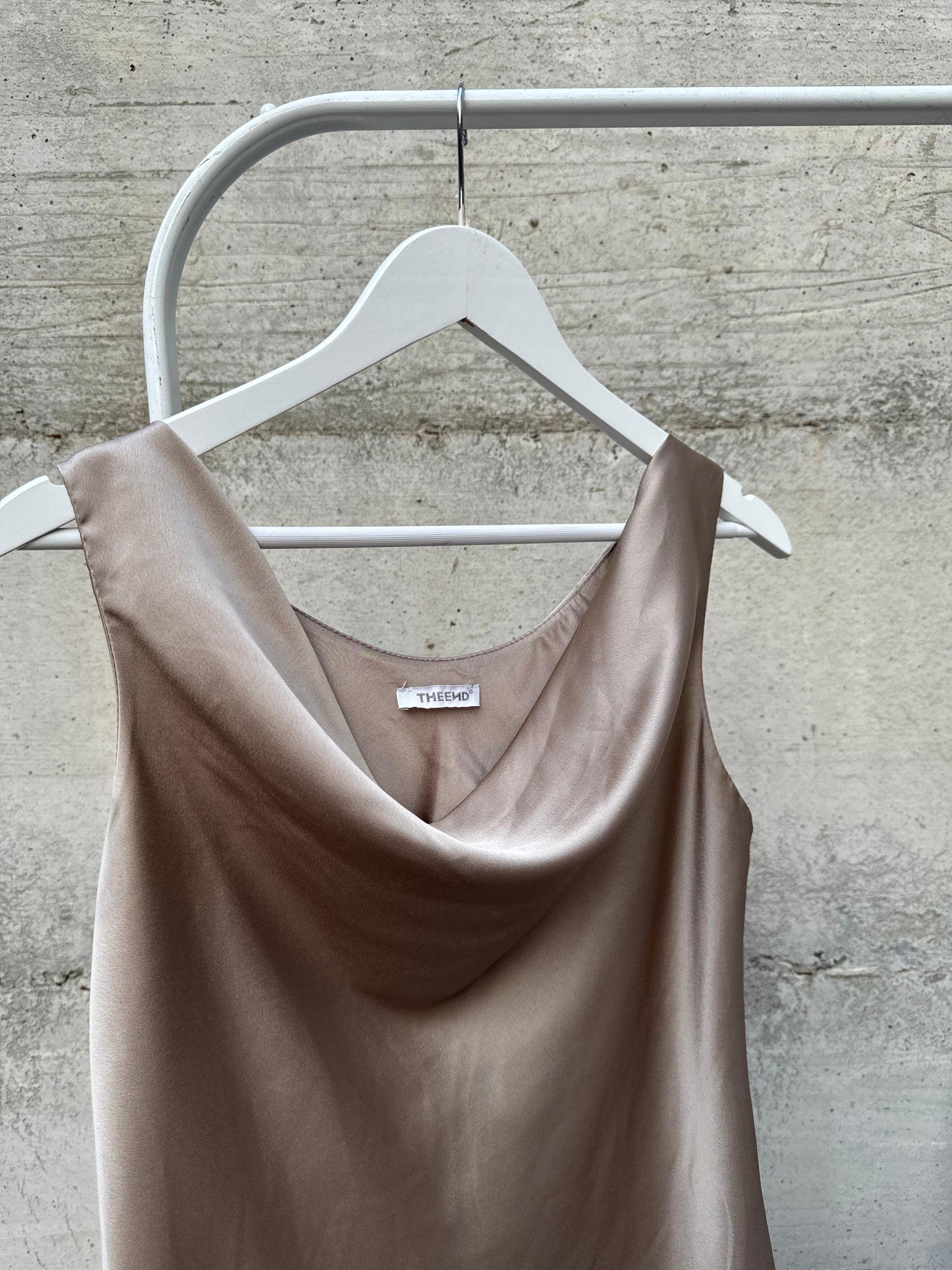 Top satinato con scollo drappeggiato