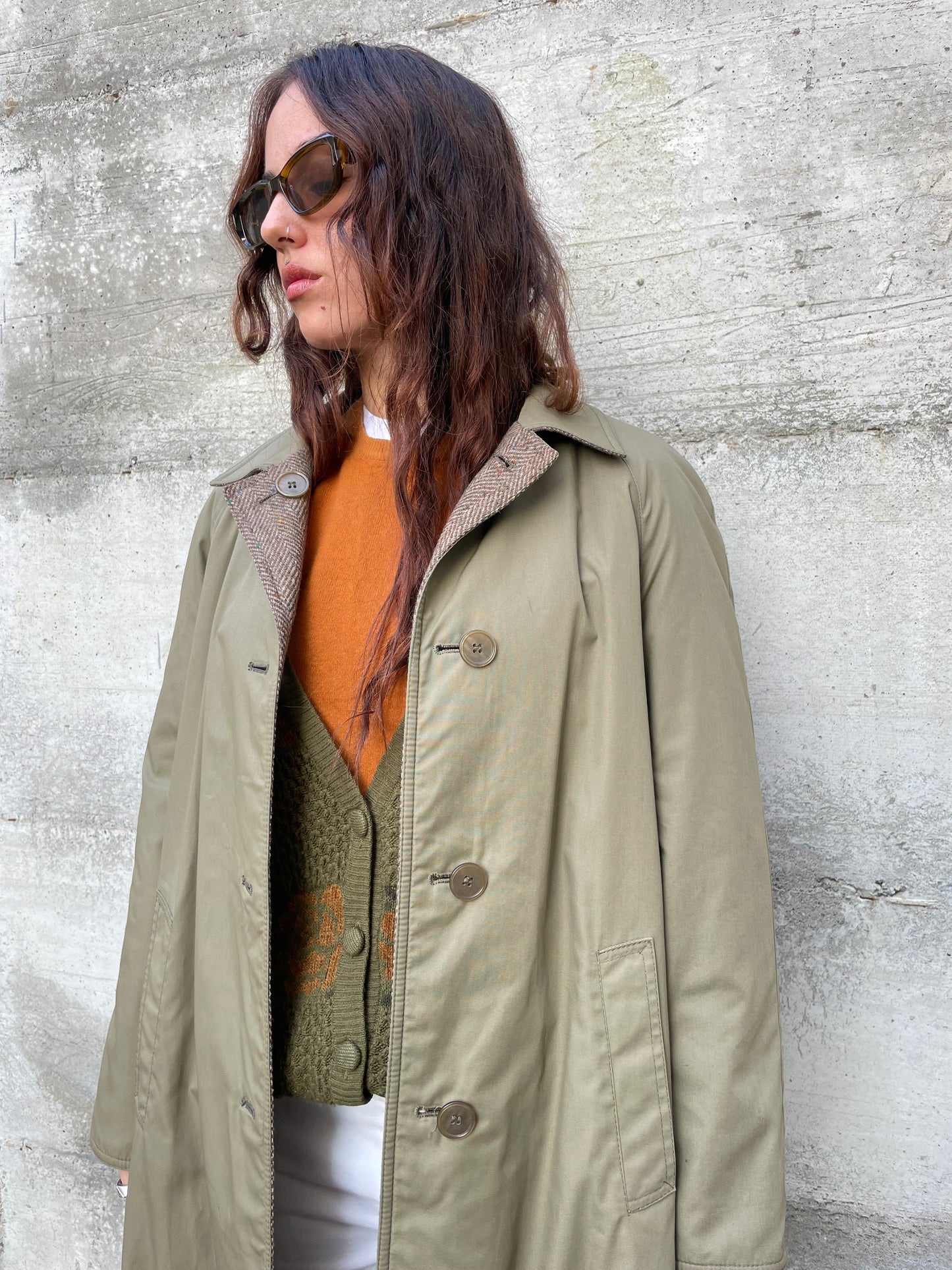 Trenchcoat double face Preca. Da un lato impermeabile misto cotone, dall'altro cappotto spigato in pura lana