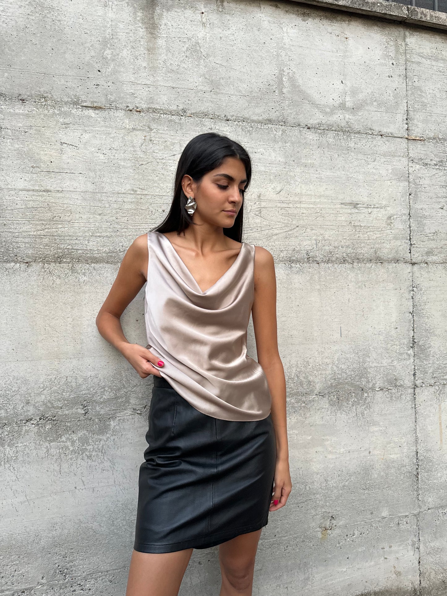 Top satinato con scollo drappeggiato