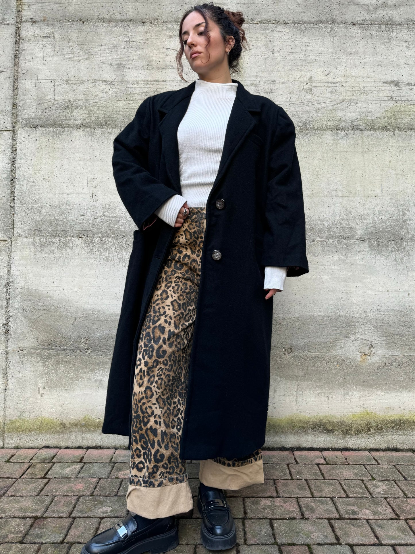 Cappotto lungo monopetto nero in lana, con fodera rosa confetto