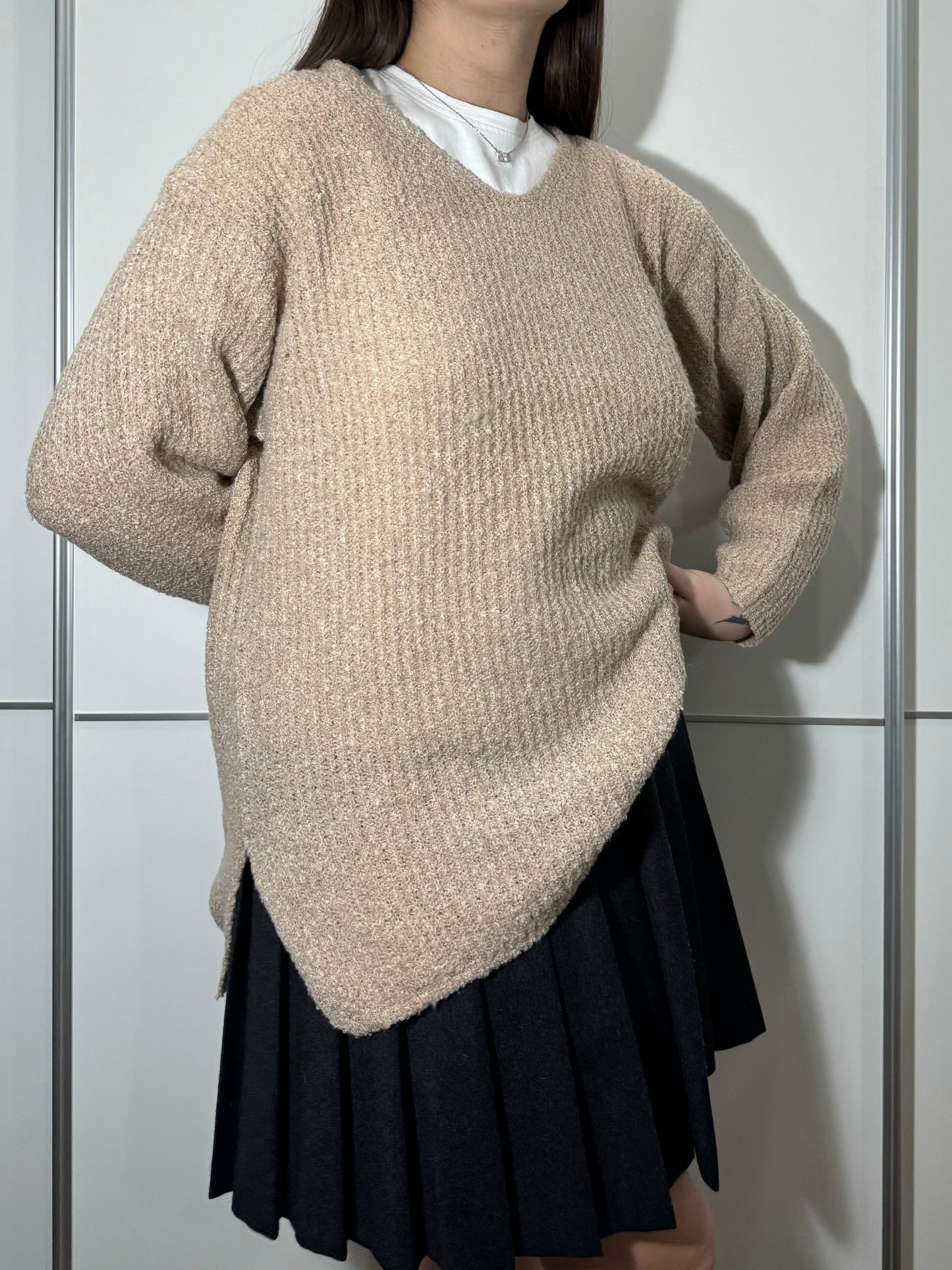 Pullover lungo cipria in misto lana, con scollo a V e spacchetti laterali