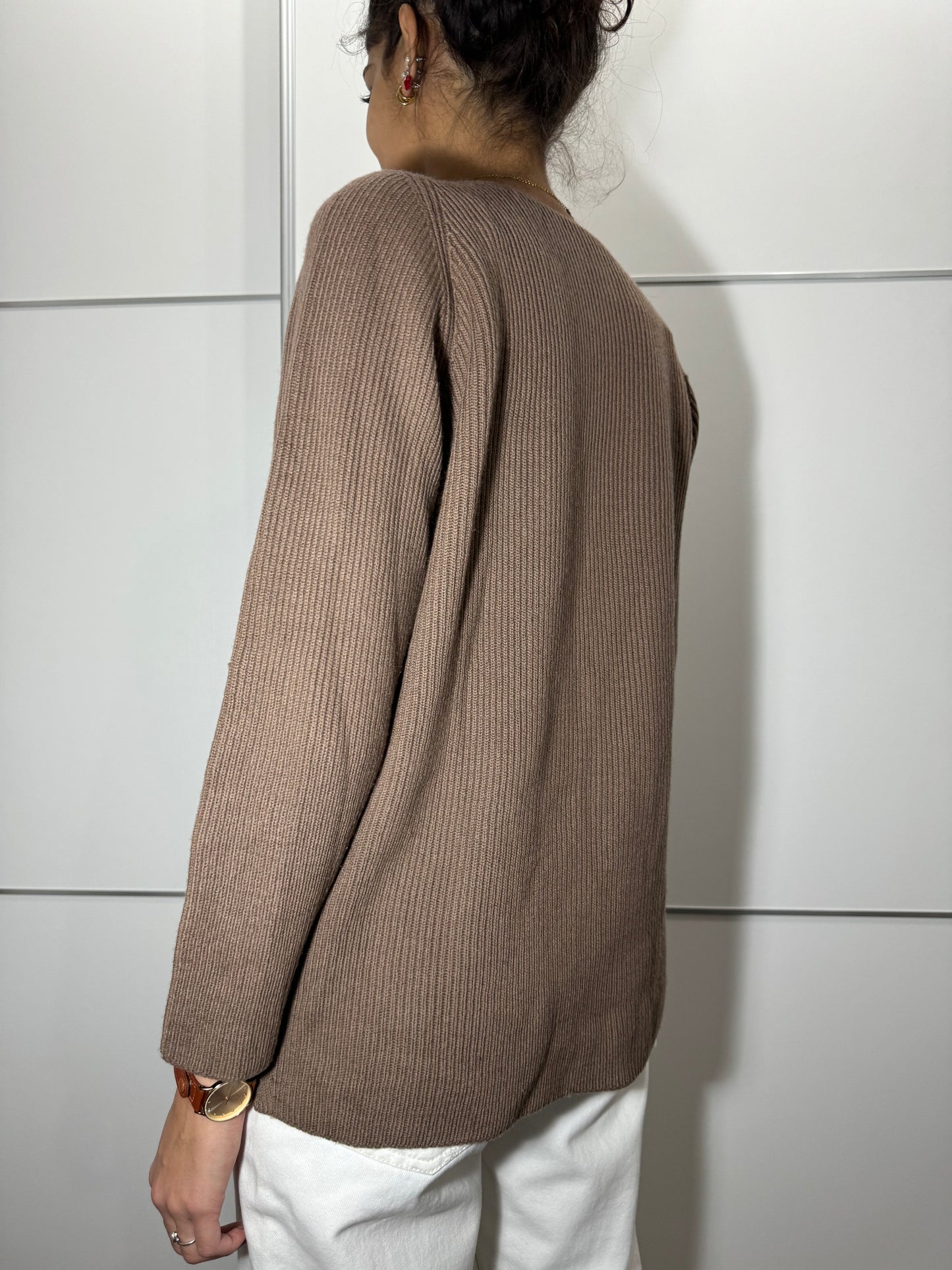 Maglioncino biscotto scollo a V a costine in pura lana