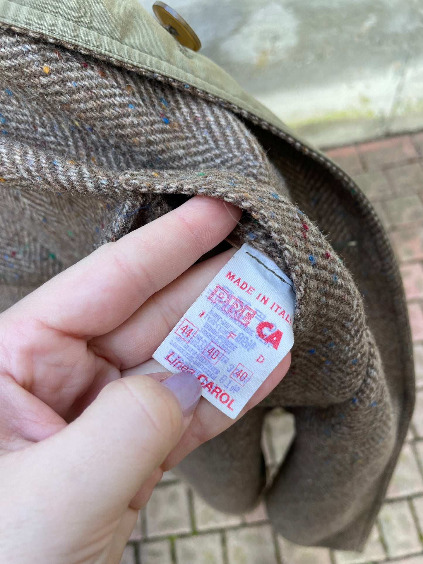 Trenchcoat double face Preca. Da un lato impermeabile misto cotone, dall'altro cappotto spigato in pura lana