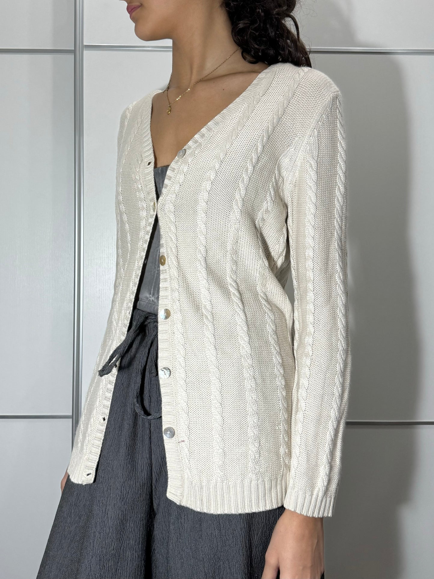 Cardigan intrecciato color perla in misto cashmere e seta