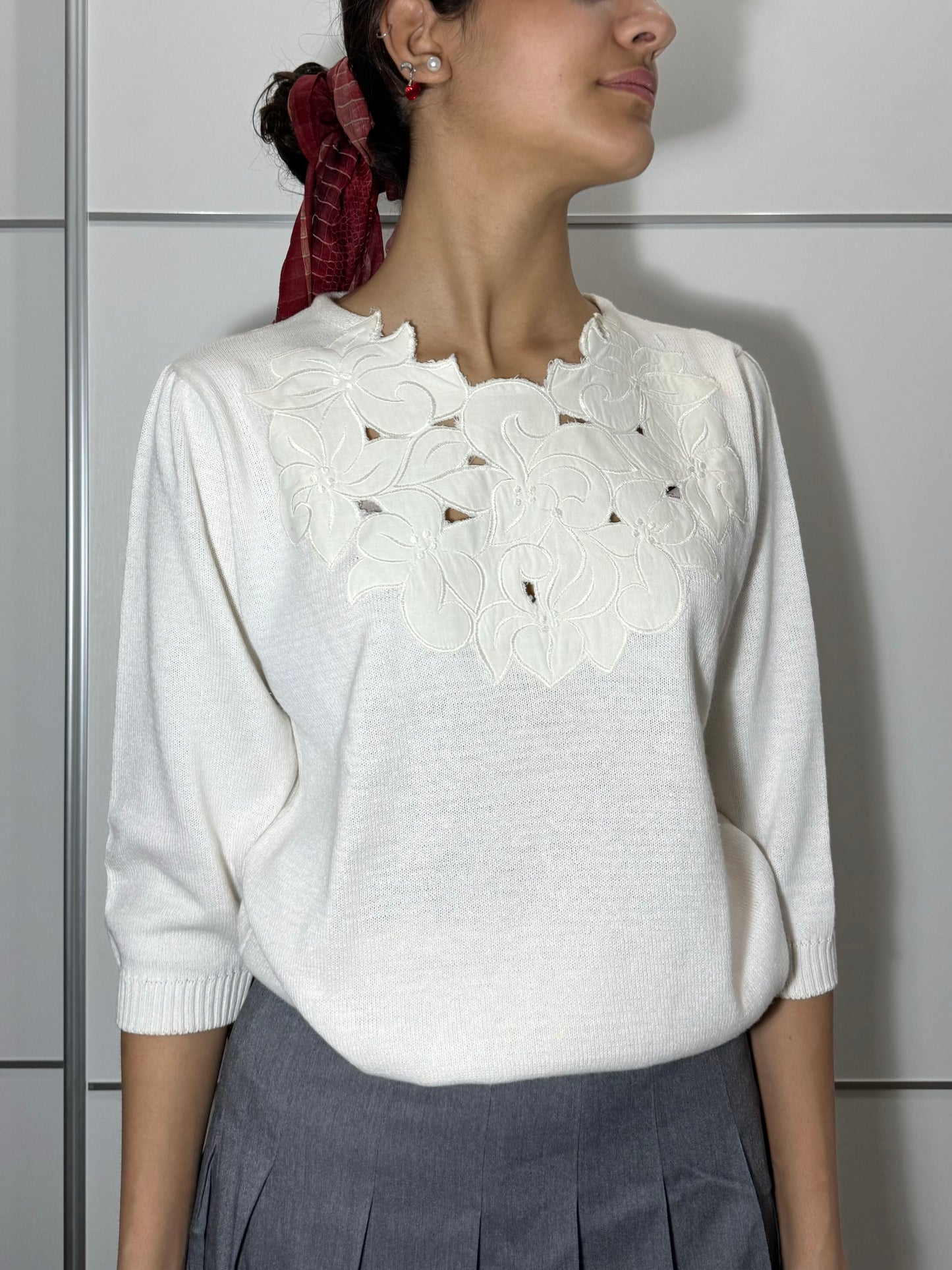 Maglioncino sartoriale bianco ricamato in misto cotone