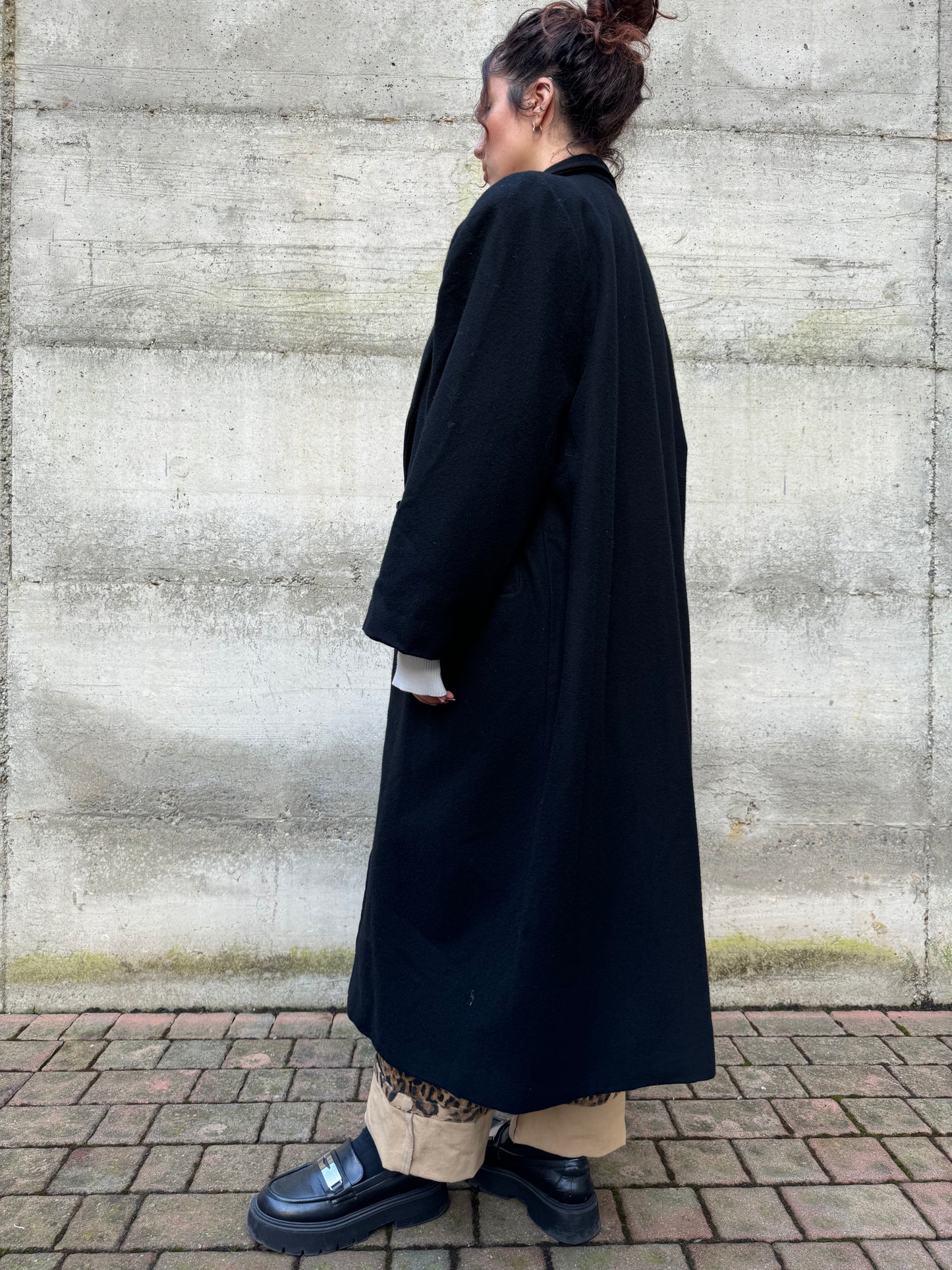 Cappotto lungo monopetto nero in lana, con fodera rosa confetto