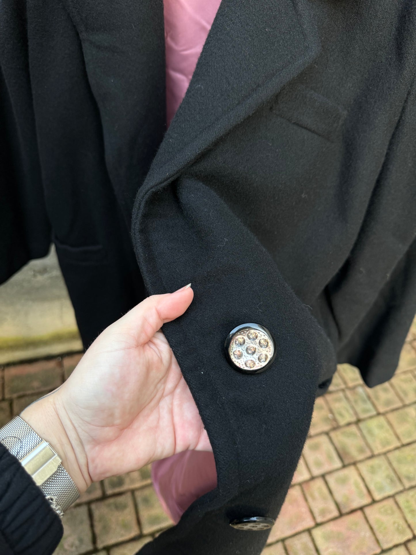 Cappotto lungo monopetto nero in lana, con fodera rosa confetto
