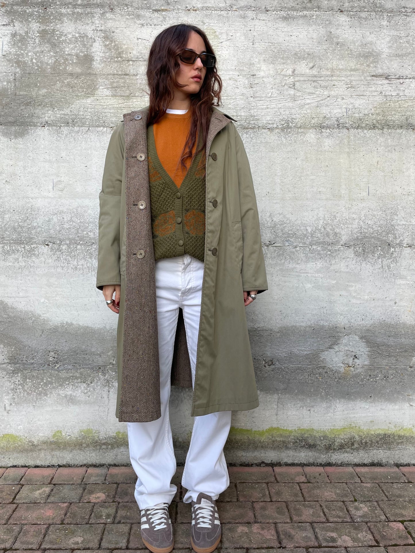 Trenchcoat double face Preca. Da un lato impermeabile misto cotone, dall'altro cappotto spigato in pura lana