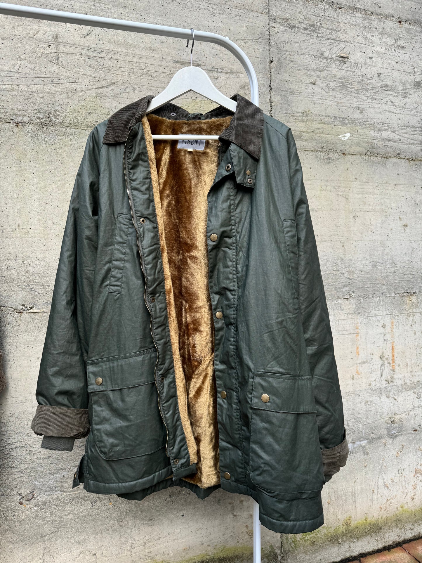 Giacca oversize cerata tipo Barbour, interamente foderata in ecopelliccia a pelo raso