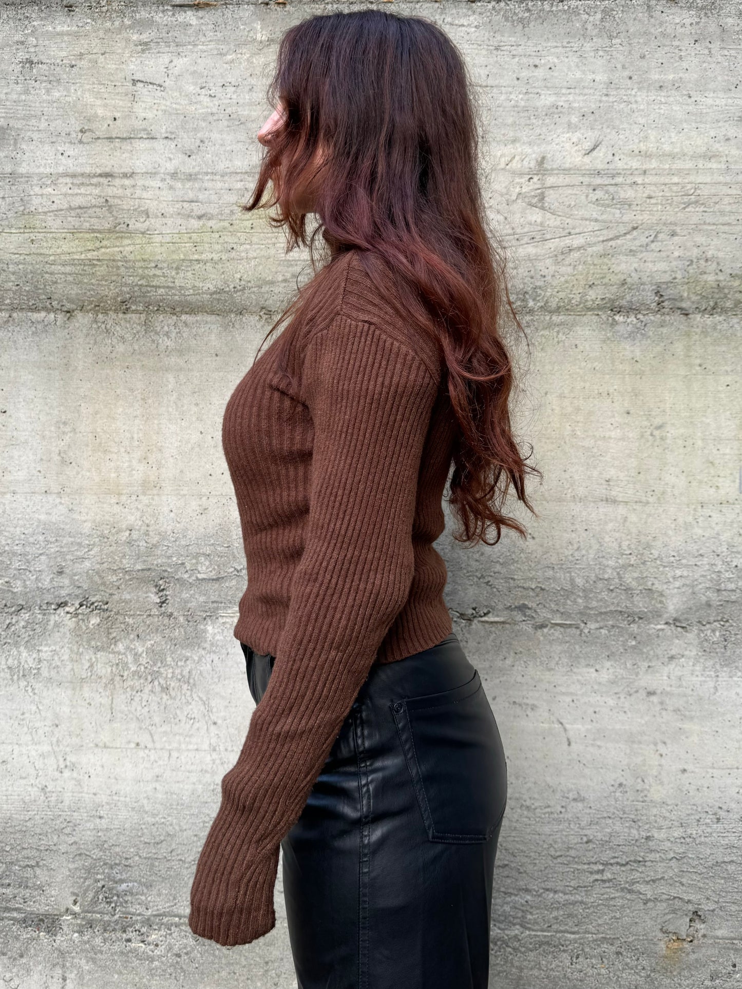 Maglioncino dolcevita a coste cioccolato, in misto viscosa