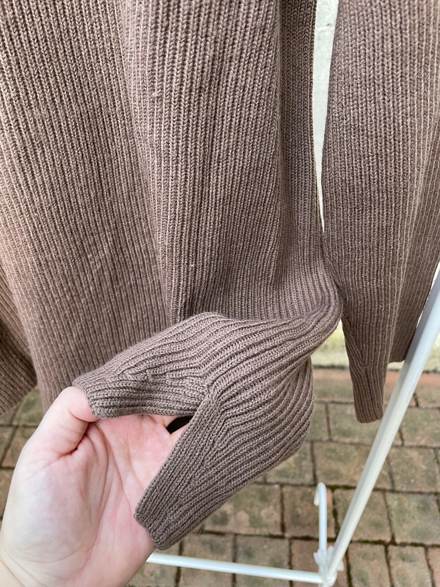 Maglioncino biscotto scollo a V a costine in pura lana