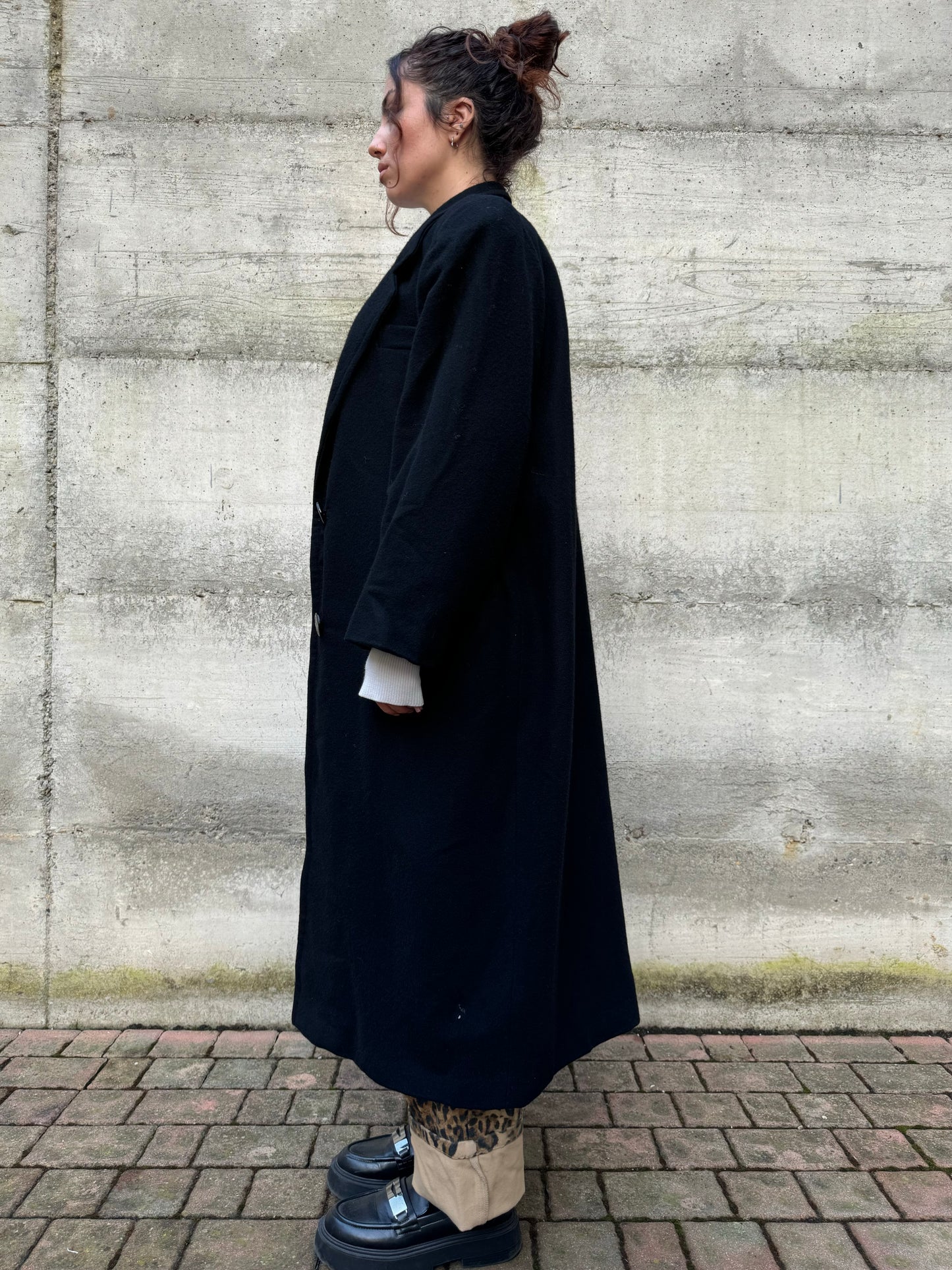 Cappotto lungo monopetto nero in lana, con fodera rosa confetto