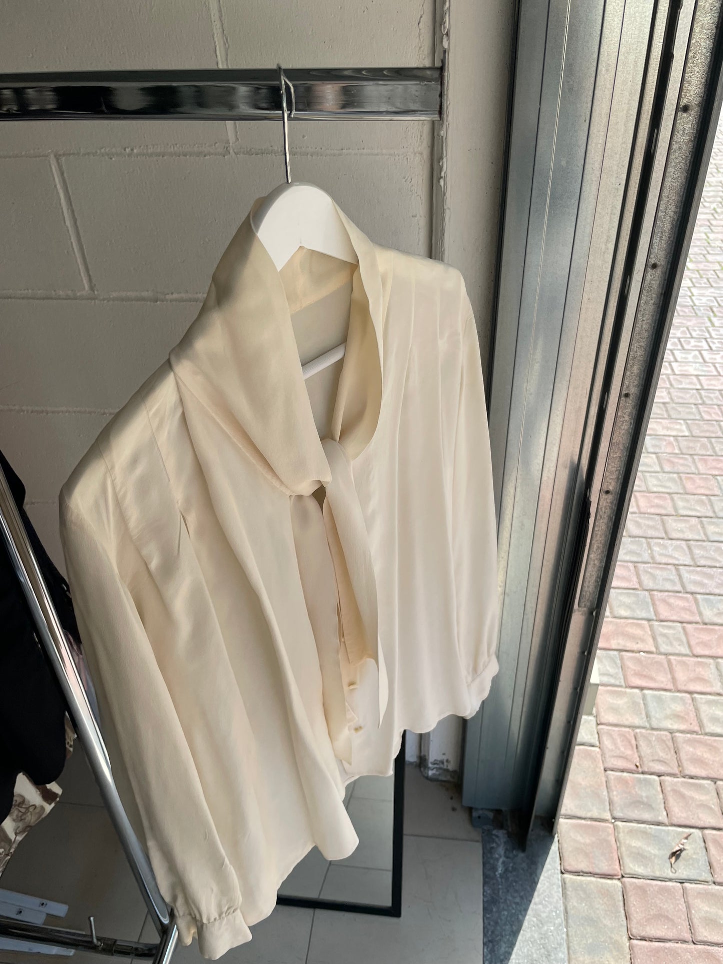 Camicia sartoriale 100% seta panna - nodo frontale