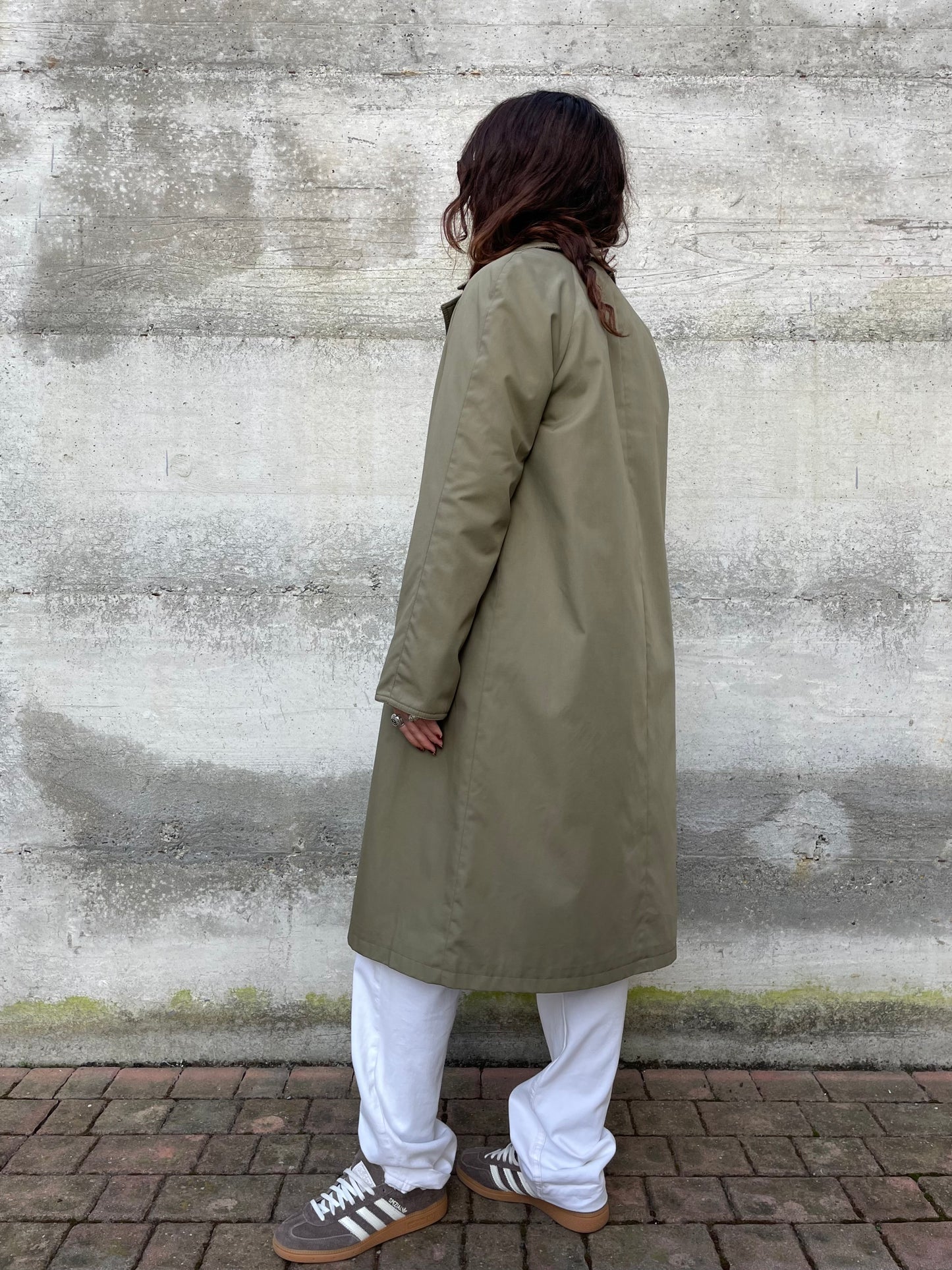Trenchcoat double face Preca. Da un lato impermeabile misto cotone, dall'altro cappotto spigato in pura lana