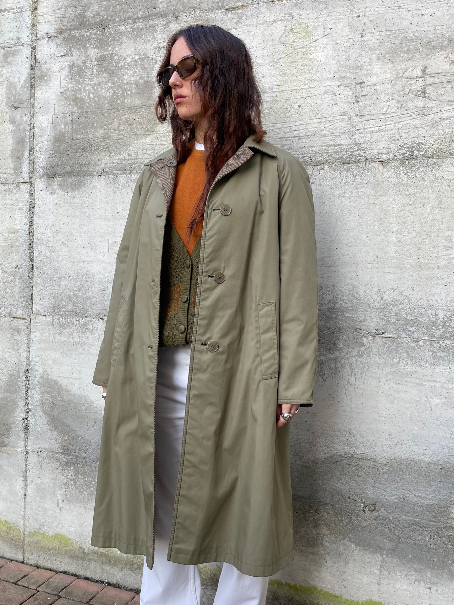 Trenchcoat double face Preca. Da un lato impermeabile misto cotone, dall'altro cappotto spigato in pura lana