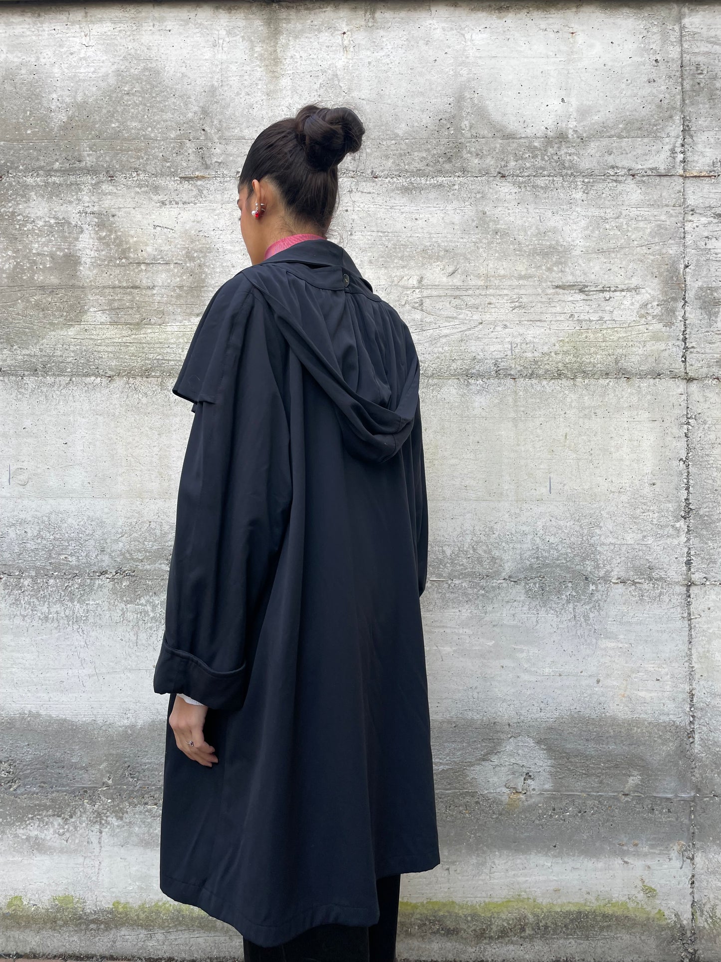 Trenchcoat a mantella sartoriale nero, con fodera in lana e cappuccio