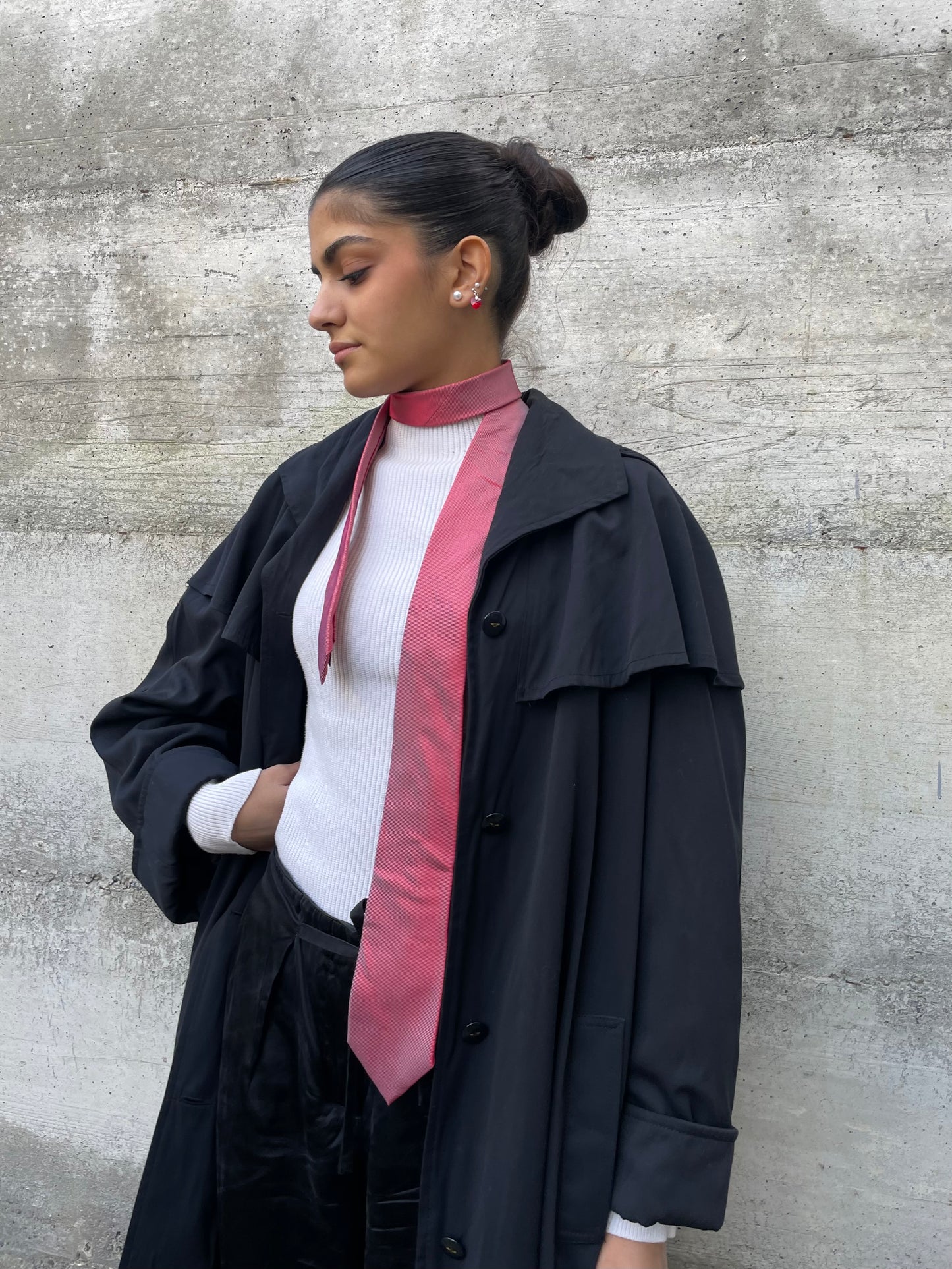 Trenchcoat a mantella sartoriale nero, con fodera in lana e cappuccio