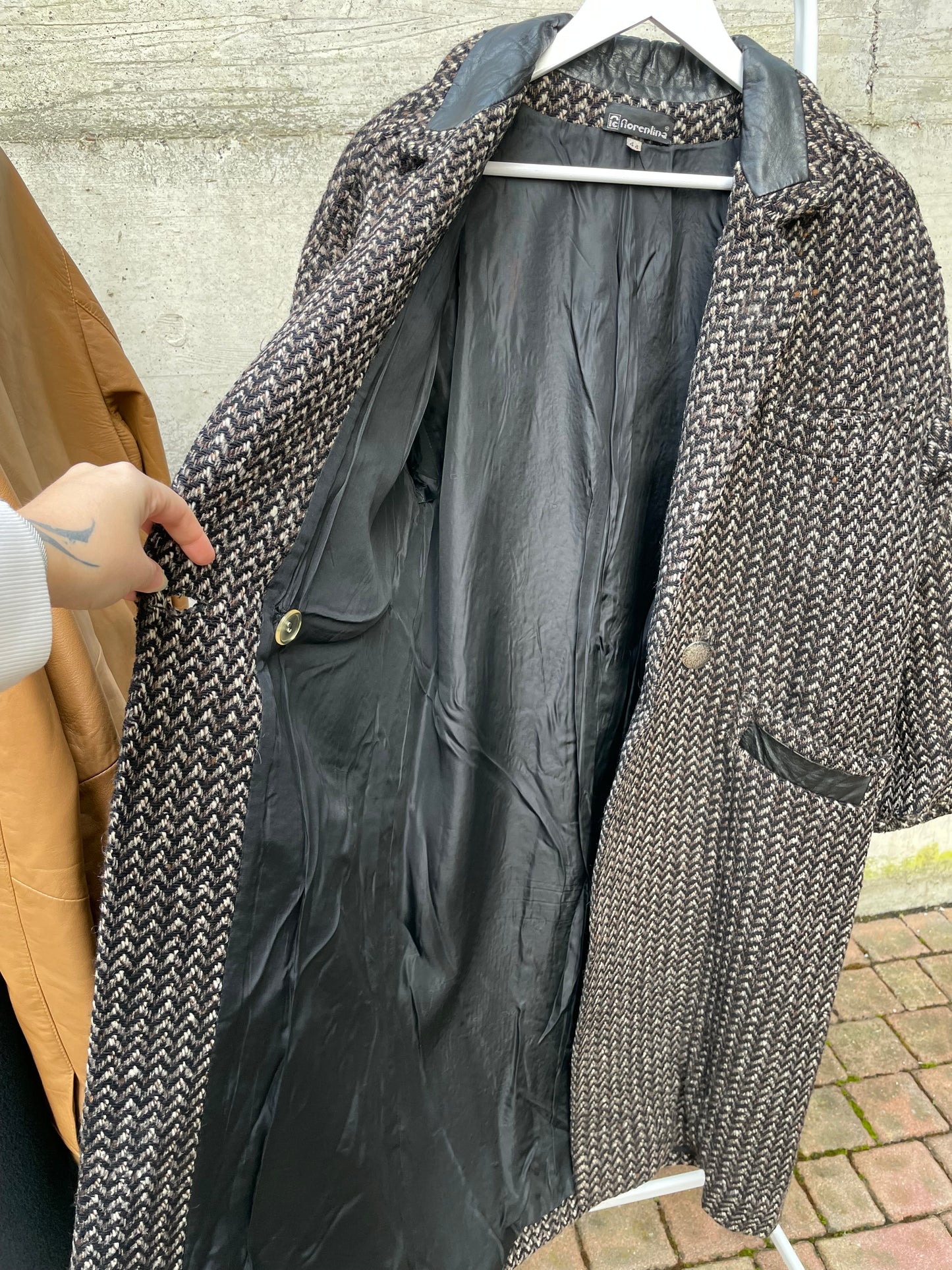 Cappotto sartoriale in lana spigato, con inserti in vera pelle