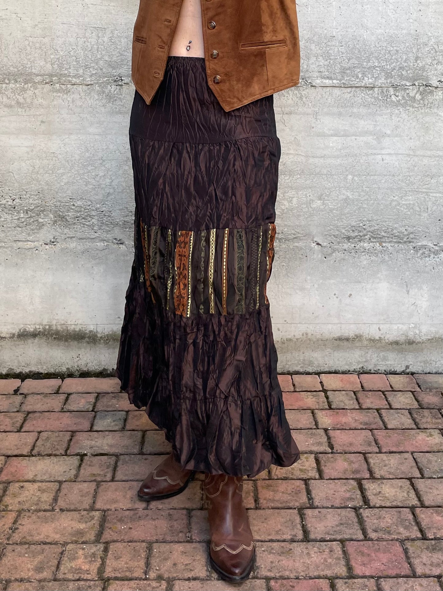 Gonna lunga marrone increspata con inserto etnico, taglia M