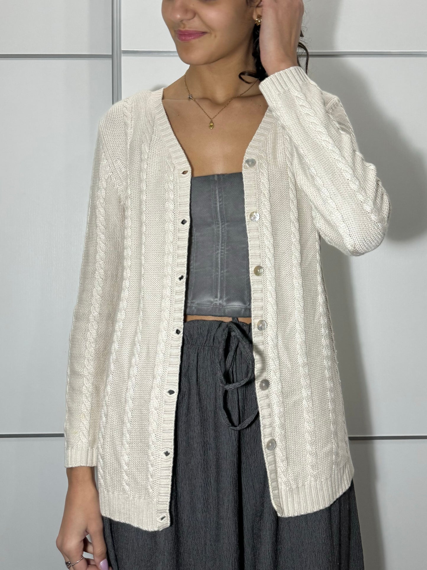 Cardigan intrecciato color perla in misto cashmere e seta