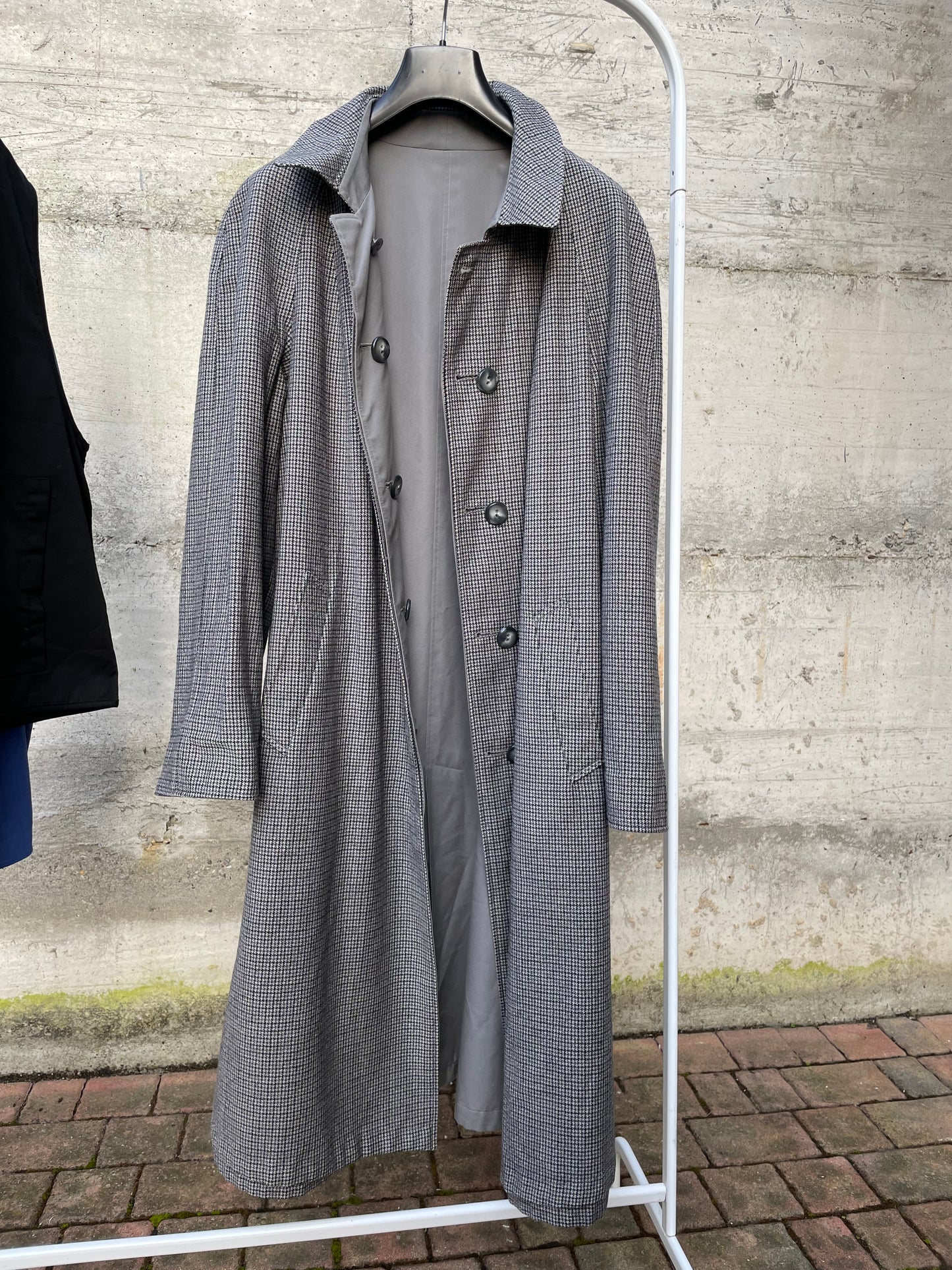 Trenchcoat/cappotto Nino monopetto double face, da un lato pura lana vergine pied de poule, dall'altro impermeabile misto cotone grigio