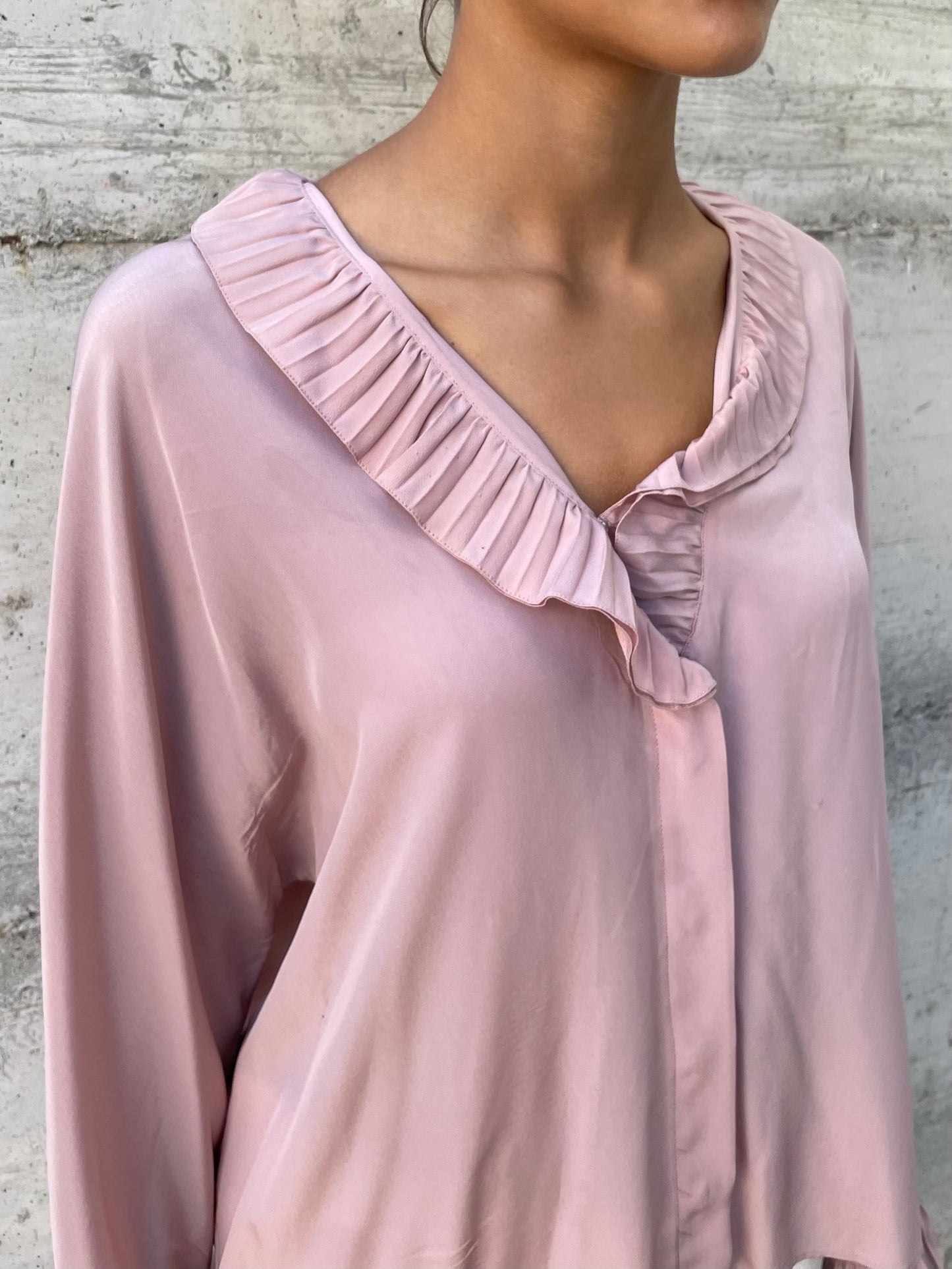 Blusa 100% seta scollo a V e balze, rosa antico, taglia L