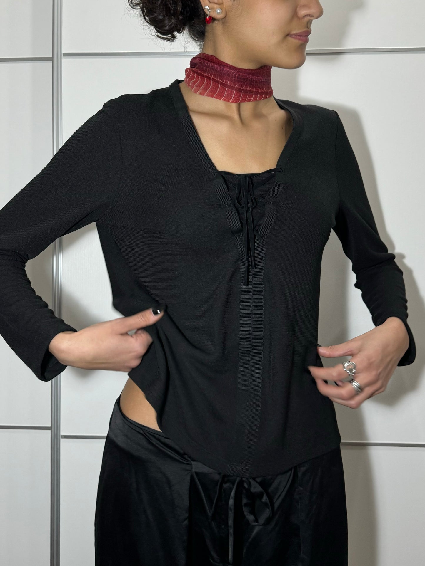 Maglia stretch nera con scollo a corsetto in misto viscosa