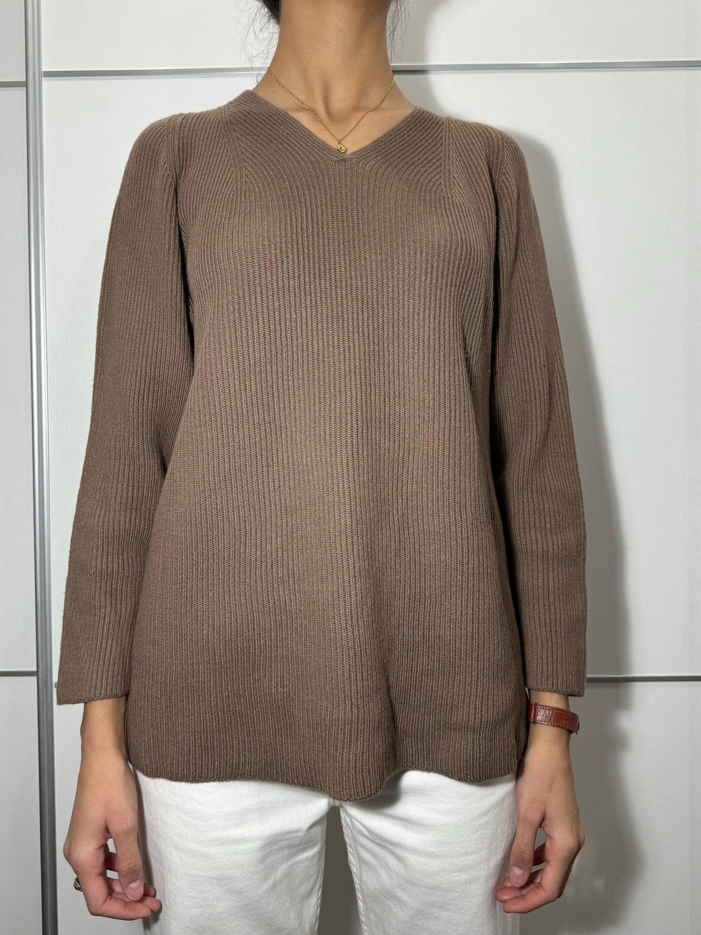 Maglioncino biscotto scollo a V a costine in pura lana