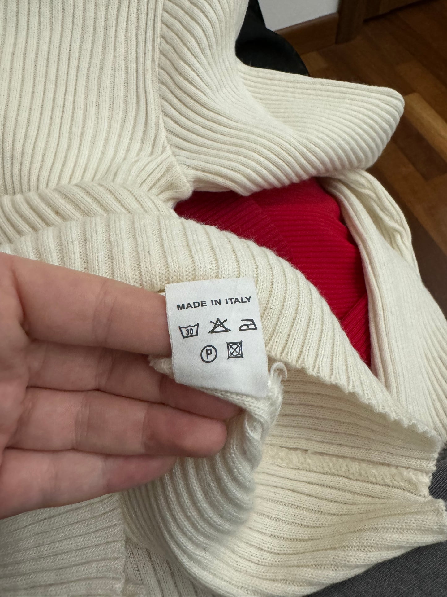 Maglioncino girocollo latte stretch a costine, in misto lana e viscosa