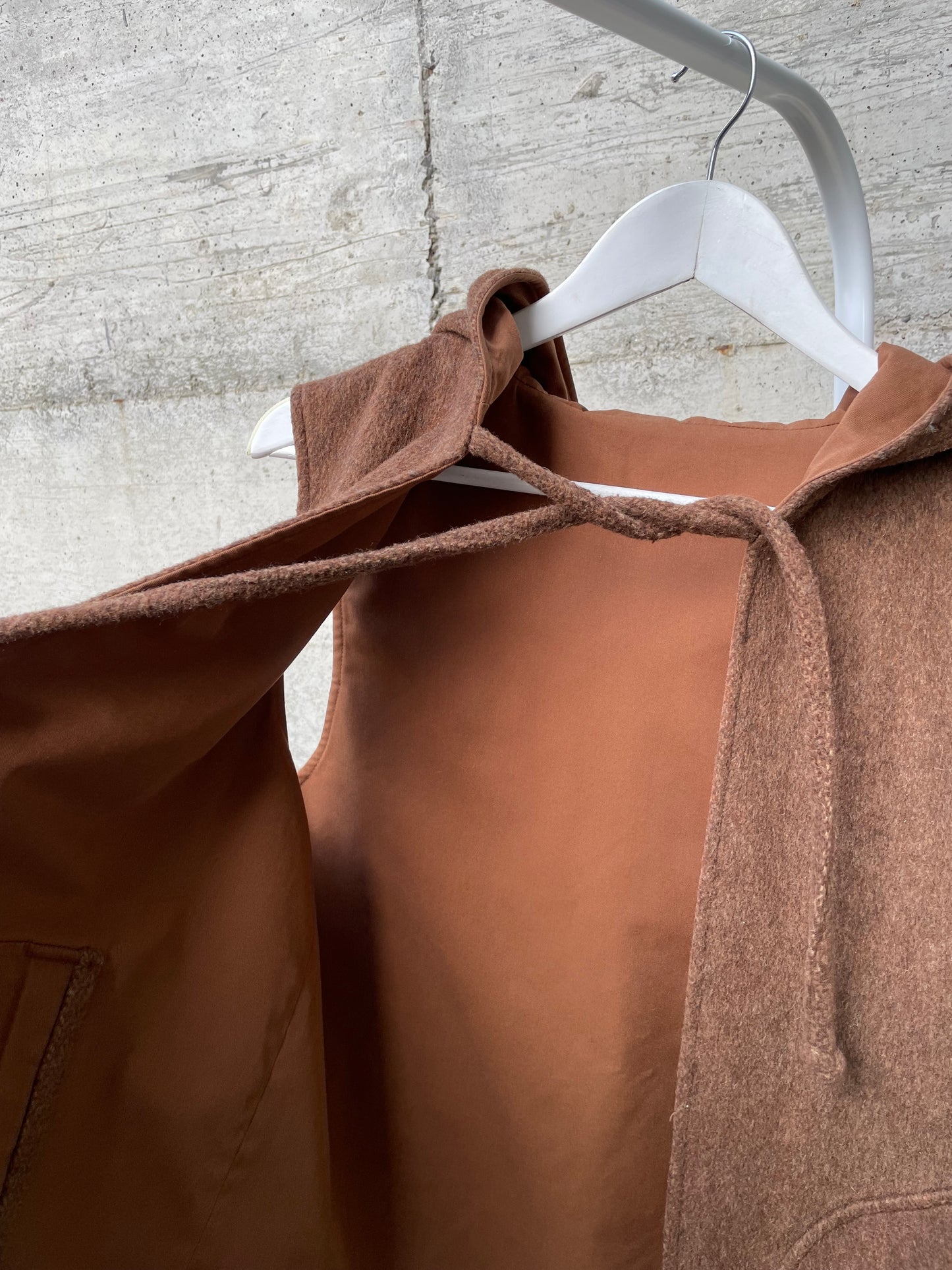 Gilet double face sartoriale con cappuccio